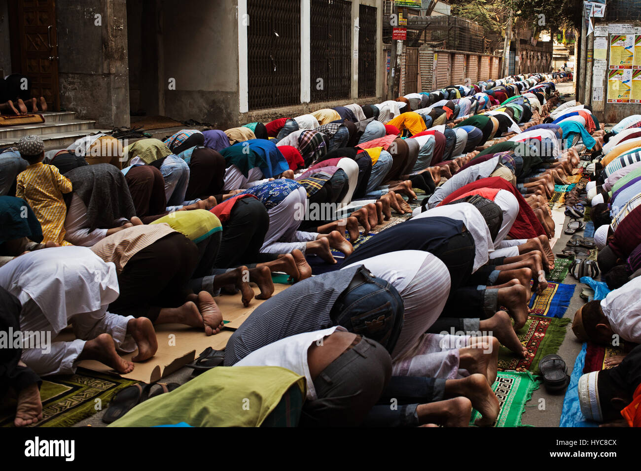 Uomini islamici pregando, Dacca in Bangladesh Foto Stock