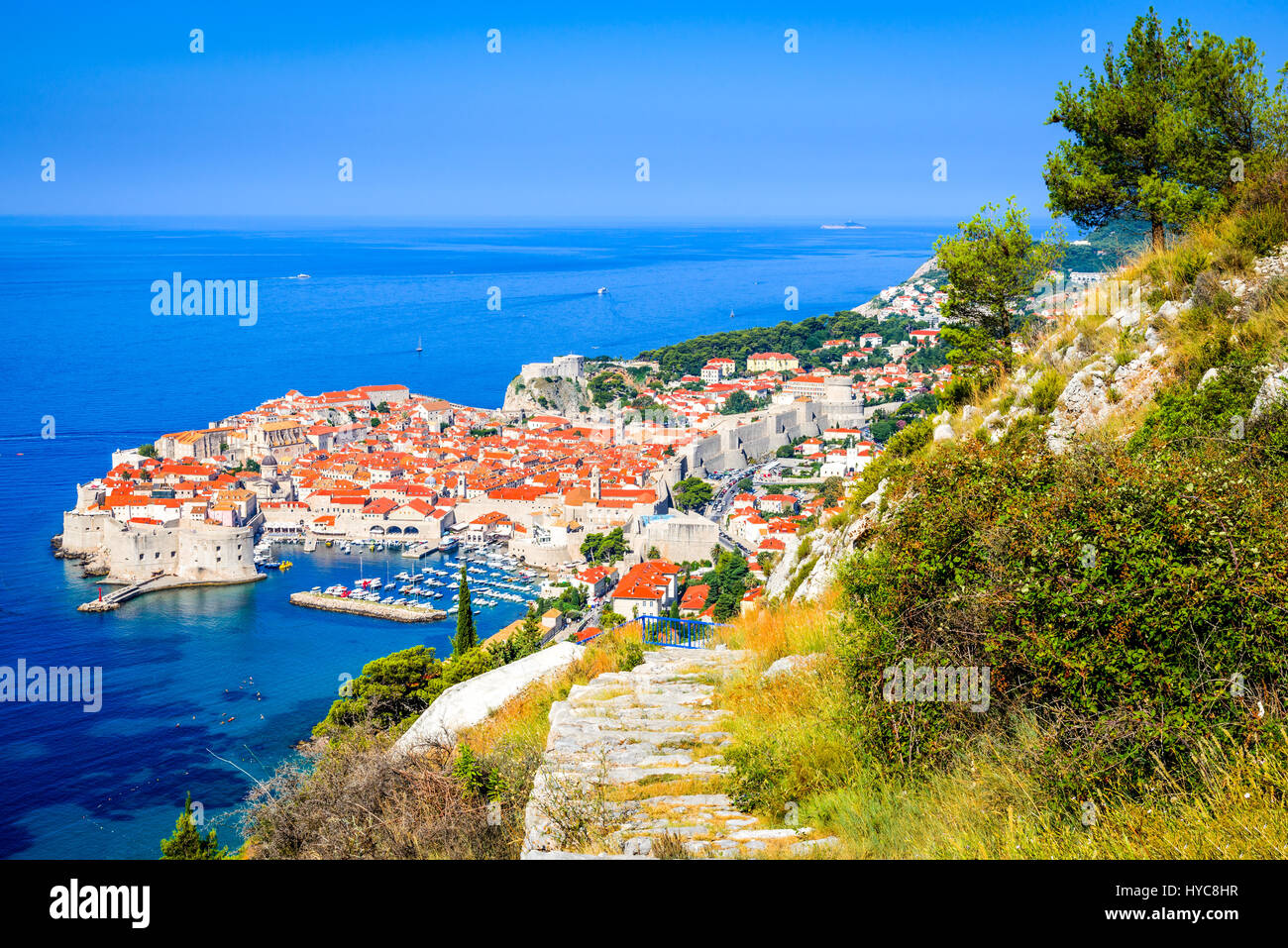 Dubrovnik, Croazia. Suggestiva vista sulla città vecchia medievale (Ragusa) e costa dalmata del Mare Adriatico. Foto Stock