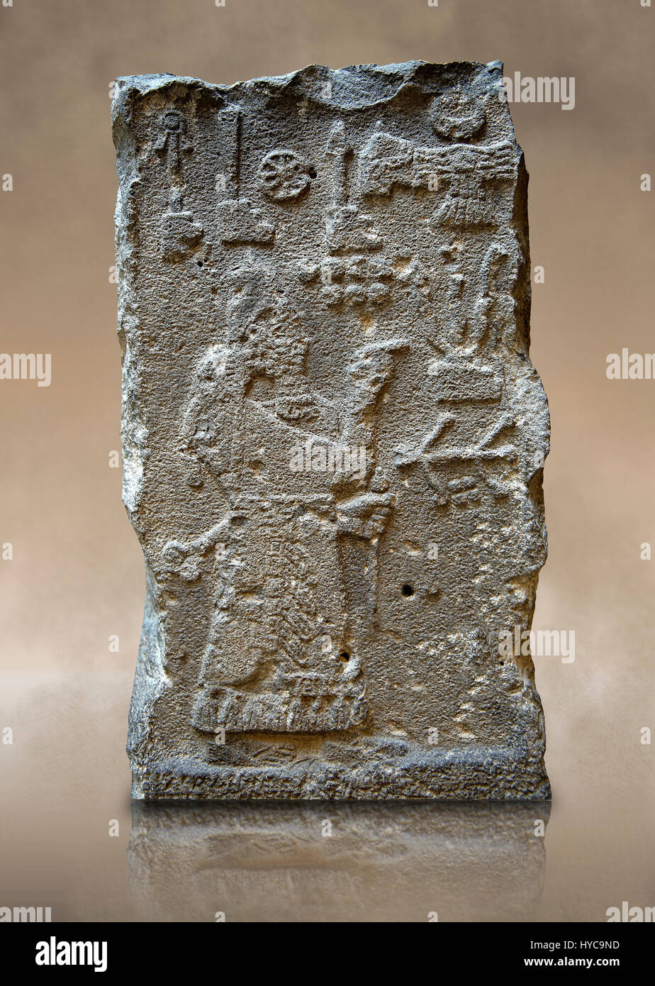 810-783 A.C. Neo-Assyrian Stele con sculture in rilievo & iscrizione al re Adad-Nirari III (figlio di Samsi-Adad V, re di Assiria a pregare la divinità. Foto Stock