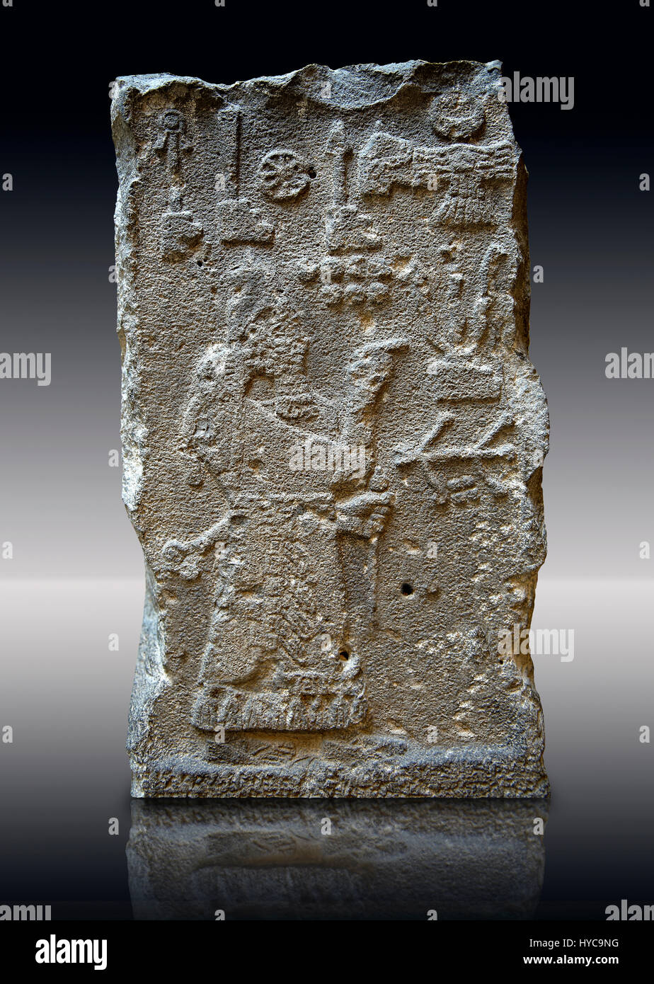 810-783 A.C. Neo-Assyrian Stele con sculture in rilievo & iscrizione al re Adad-Nirari III (figlio di Samsi-Adad V, re di Assiria a pregare la divinità. Foto Stock