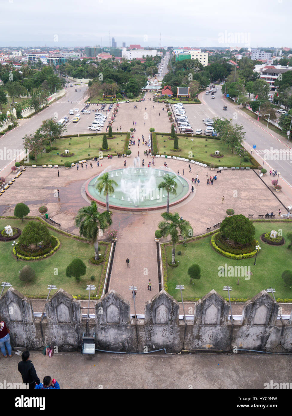 Vista dalla Patuxai,significato la vittoria di gate o gate del trionfo, è alla fine di Lang Xang Avenue a Vientiane. Parco Patuxay circonda il monumento Foto Stock