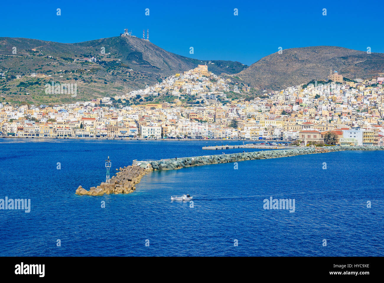 Vista panoramica della città di Ermoupoli in Syros Island. È la capitale dell'isola e delle Cicladi ed è sempre stato un importante centro portuale Foto Stock