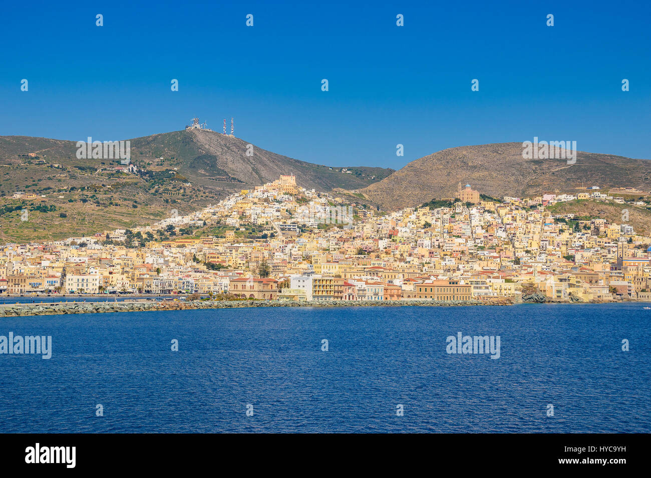 Vista panoramica della città di Ermoupoli in Syros Island. È la capitale dell'isola e delle Cicladi ed è sempre stato un importante centro portuale Foto Stock
