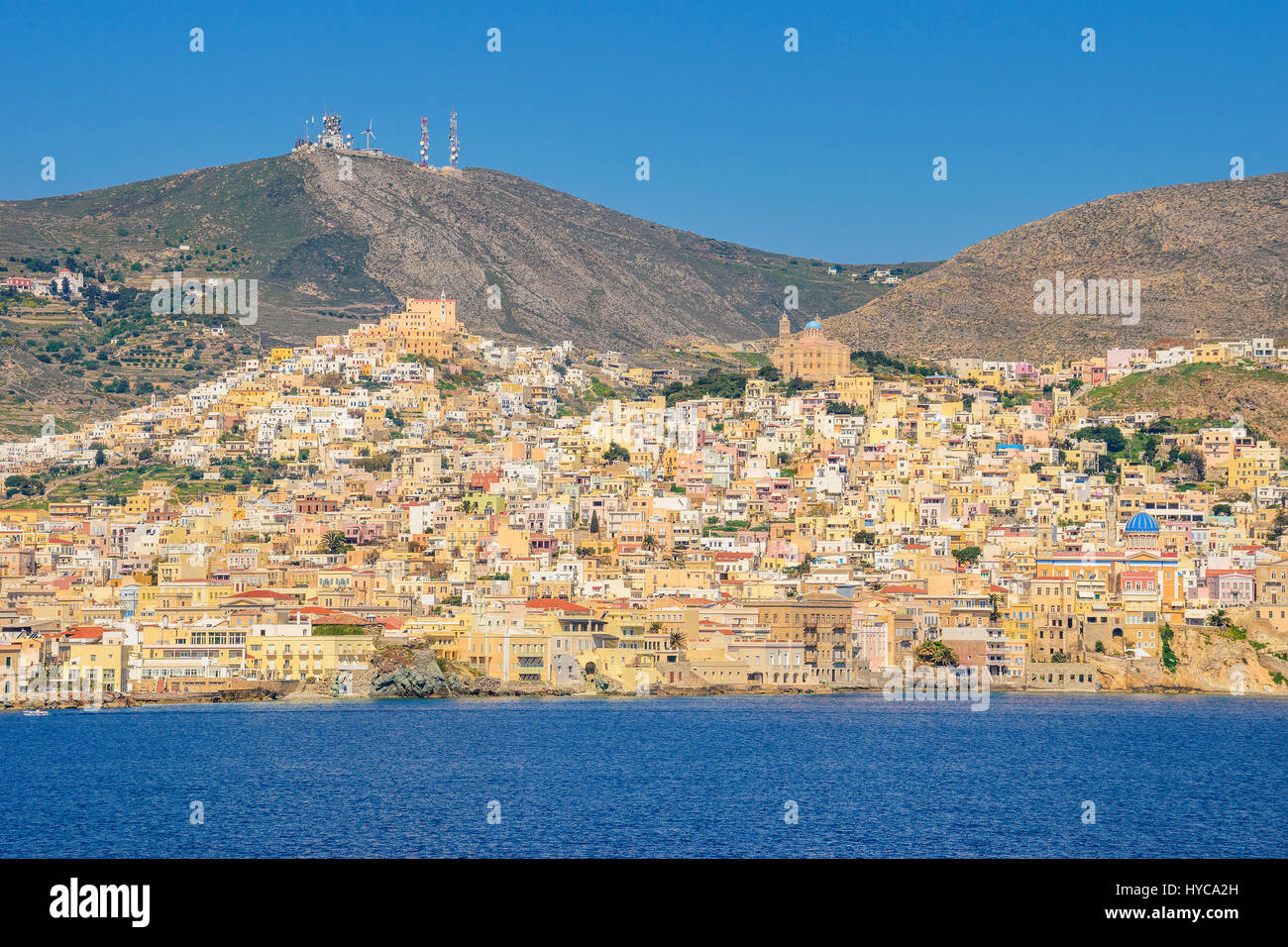 Vista panoramica della città di Ermoupoli in Syros Island. È la capitale dell'isola e delle Cicladi ed è sempre stato un importante centro portuale Foto Stock