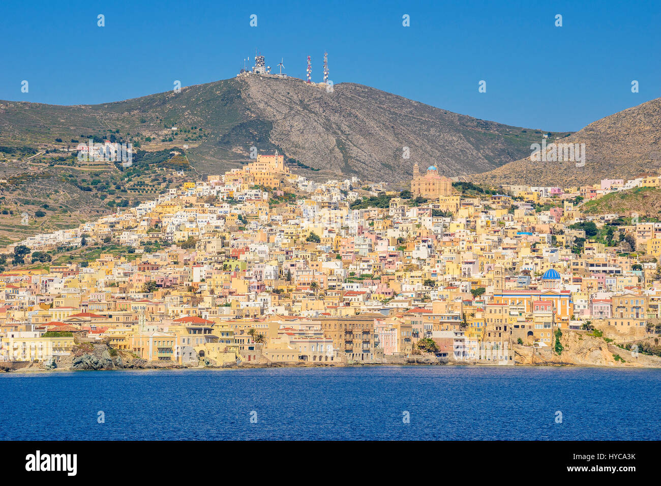 Vista panoramica della città di Ermoupoli in Syros Island. È la capitale dell'isola e delle Cicladi ed è sempre stato un importante centro portuale Foto Stock