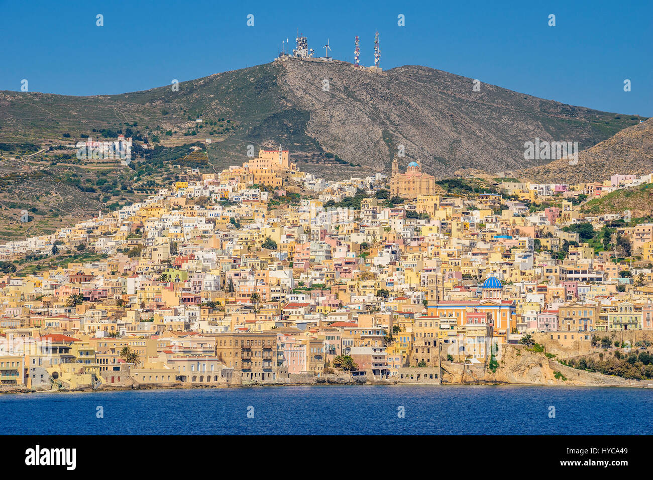 Vista panoramica della città di Ermoupoli in Syros Island. È la capitale dell'isola e delle Cicladi ed è sempre stato un importante centro portuale Foto Stock