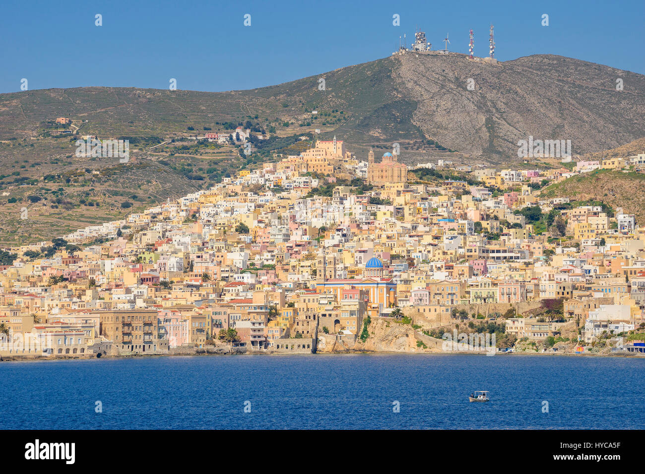 Vista panoramica della città di Ermoupoli in Syros Island. È la capitale dell'isola e delle Cicladi ed è sempre stato un importante centro portuale Foto Stock