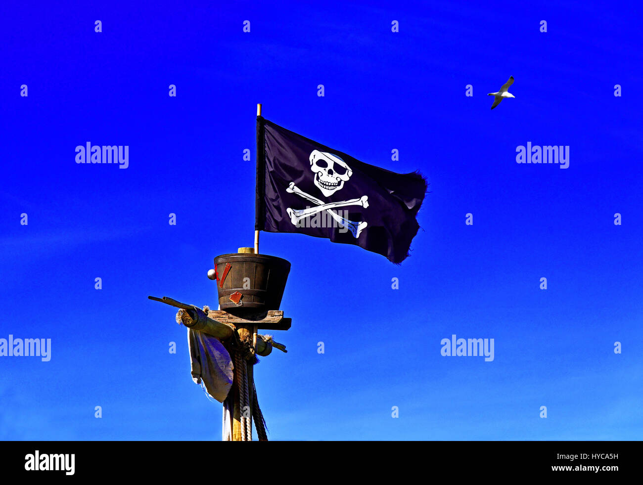 Pirate Jolly Roger bandiera e Crows Nest Foto Stock
