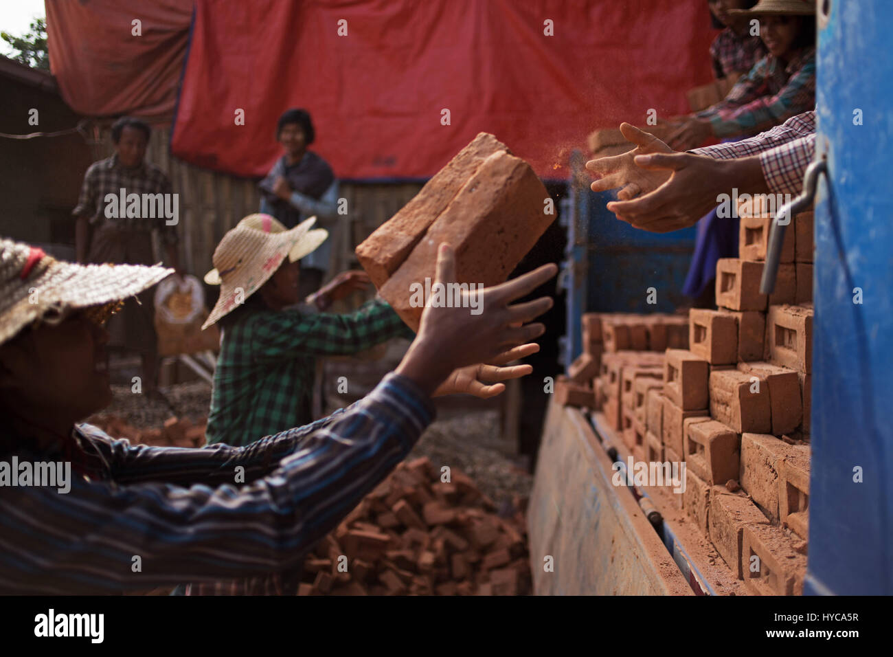 Le donne che lavorano il caricamento di mattoni, Bagan, MYANMAR Birmania - ste 199606 Foto Stock