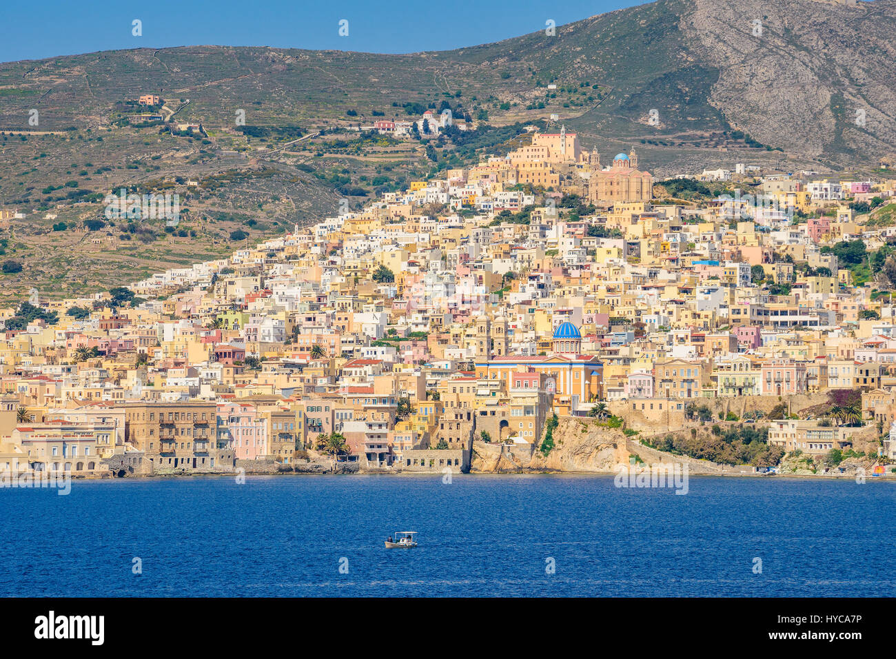 Vista panoramica della città di Ermoupoli in Syros Island. È la capitale dell'isola e delle Cicladi ed è sempre stato un importante centro portuale Foto Stock