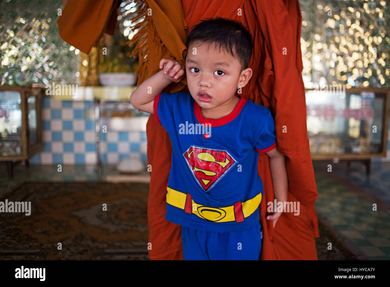 Il bambino con il costume di Superman, MANDALAY MYANMAR Birmania
