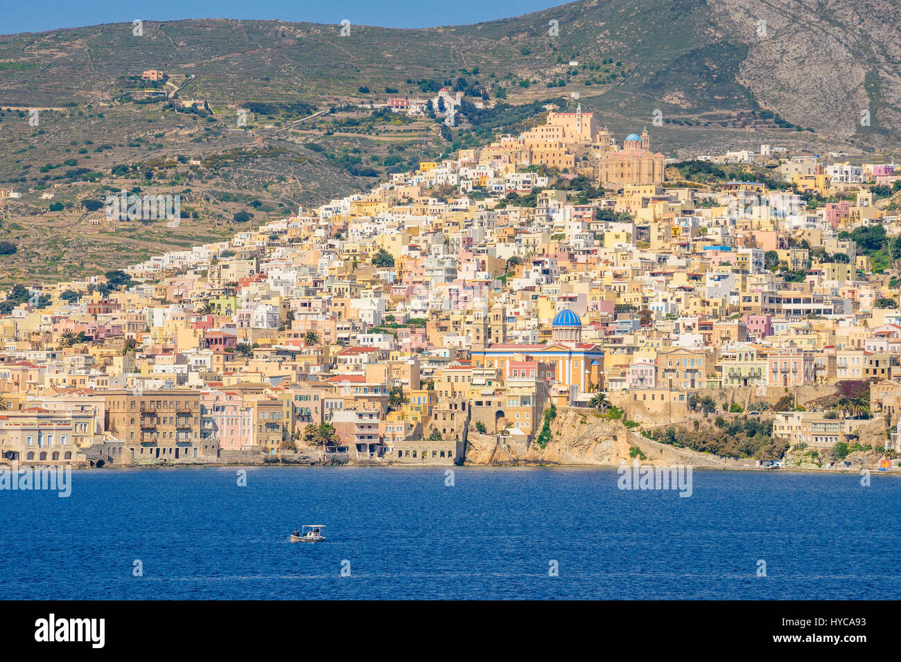 Vista panoramica della città di Ermoupoli in Syros Island. È la capitale dell'isola e delle Cicladi ed è sempre stato un importante centro portuale Foto Stock