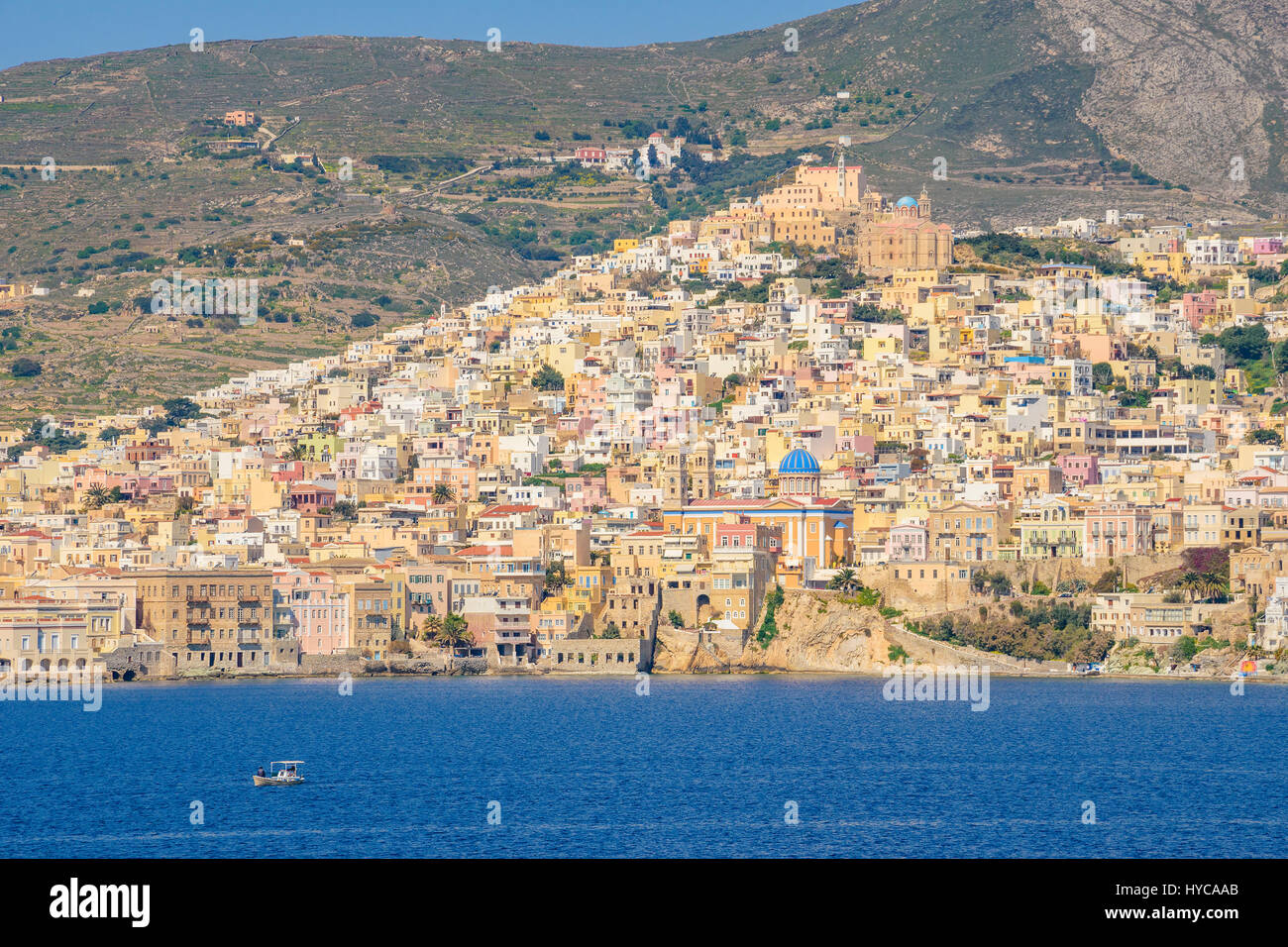 Vista panoramica della città di Ermoupoli in Syros Island. È la capitale dell'isola e delle Cicladi ed è sempre stato un importante centro portuale Foto Stock