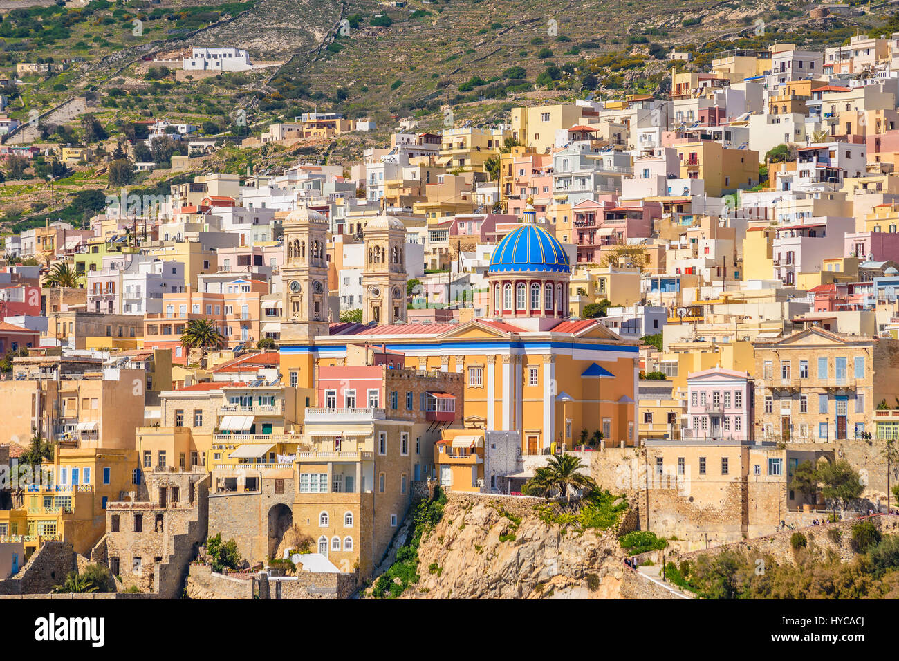 Vista panoramica della città di Ermoupoli in Syros Island. È la capitale dell'isola e delle Cicladi ed è sempre stato un importante centro portuale Foto Stock