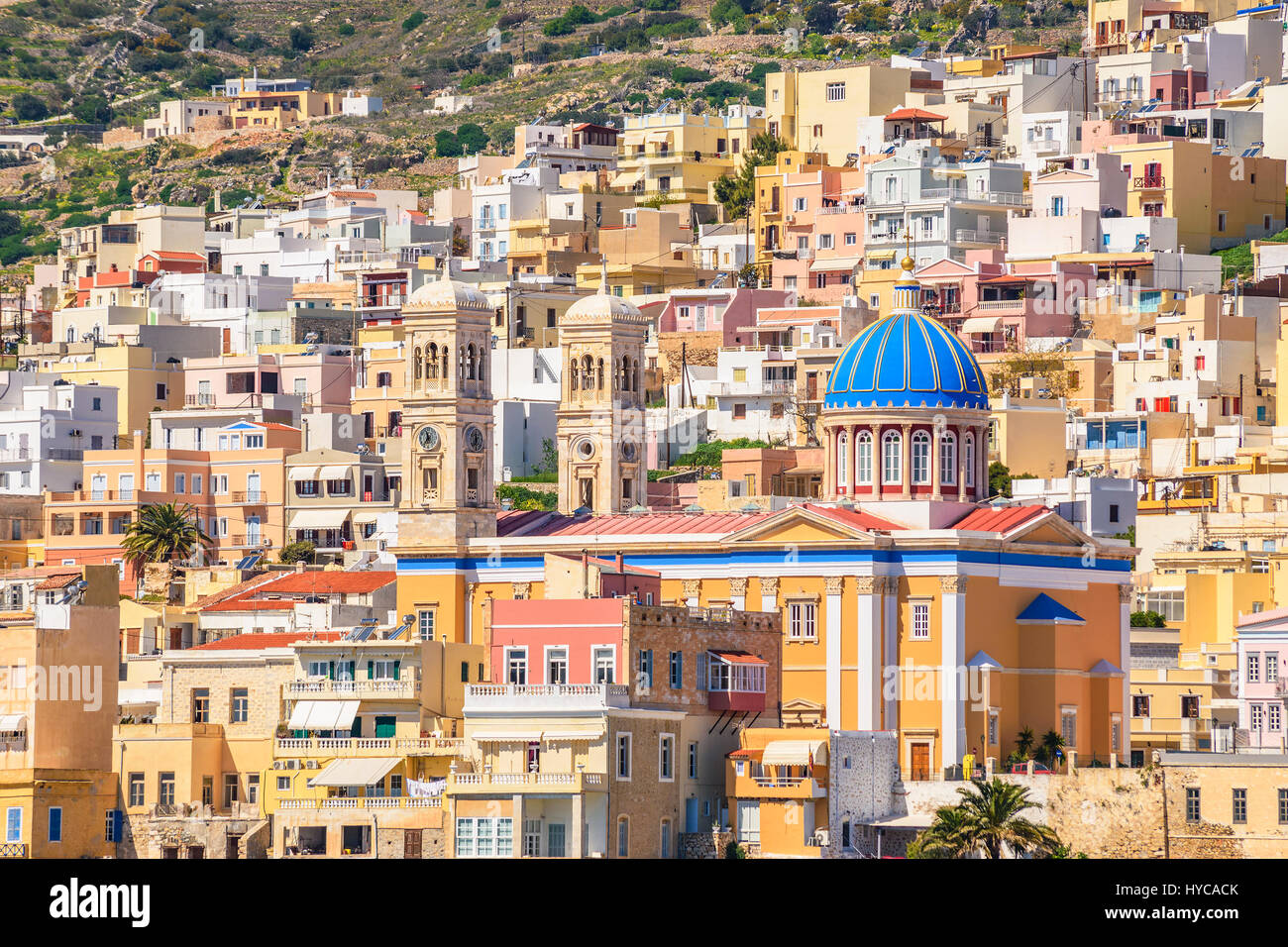 Vista panoramica della città di Ermoupoli in Syros Island. È la capitale dell'isola e delle Cicladi ed è sempre stato un importante centro portuale Foto Stock