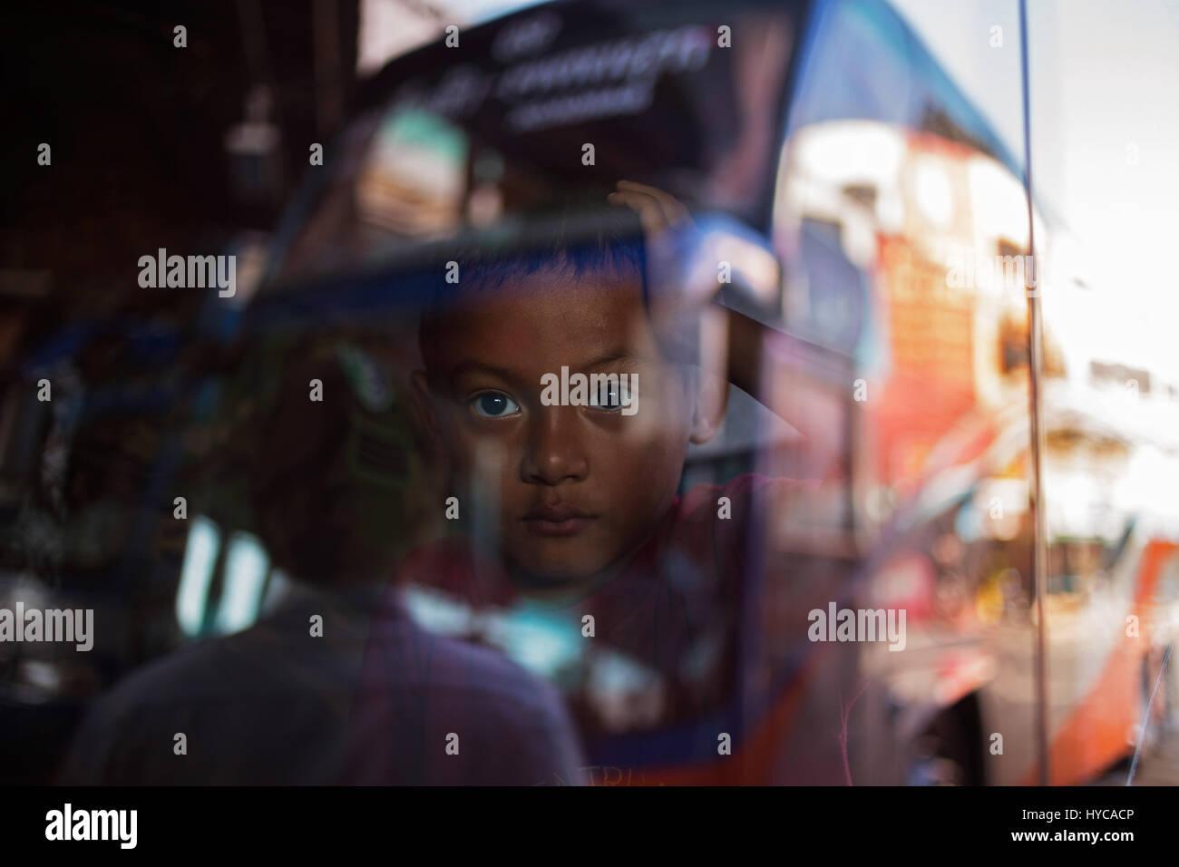 Bambino in bus la riflessione, Chiang Mai, Thailandia Foto Stock