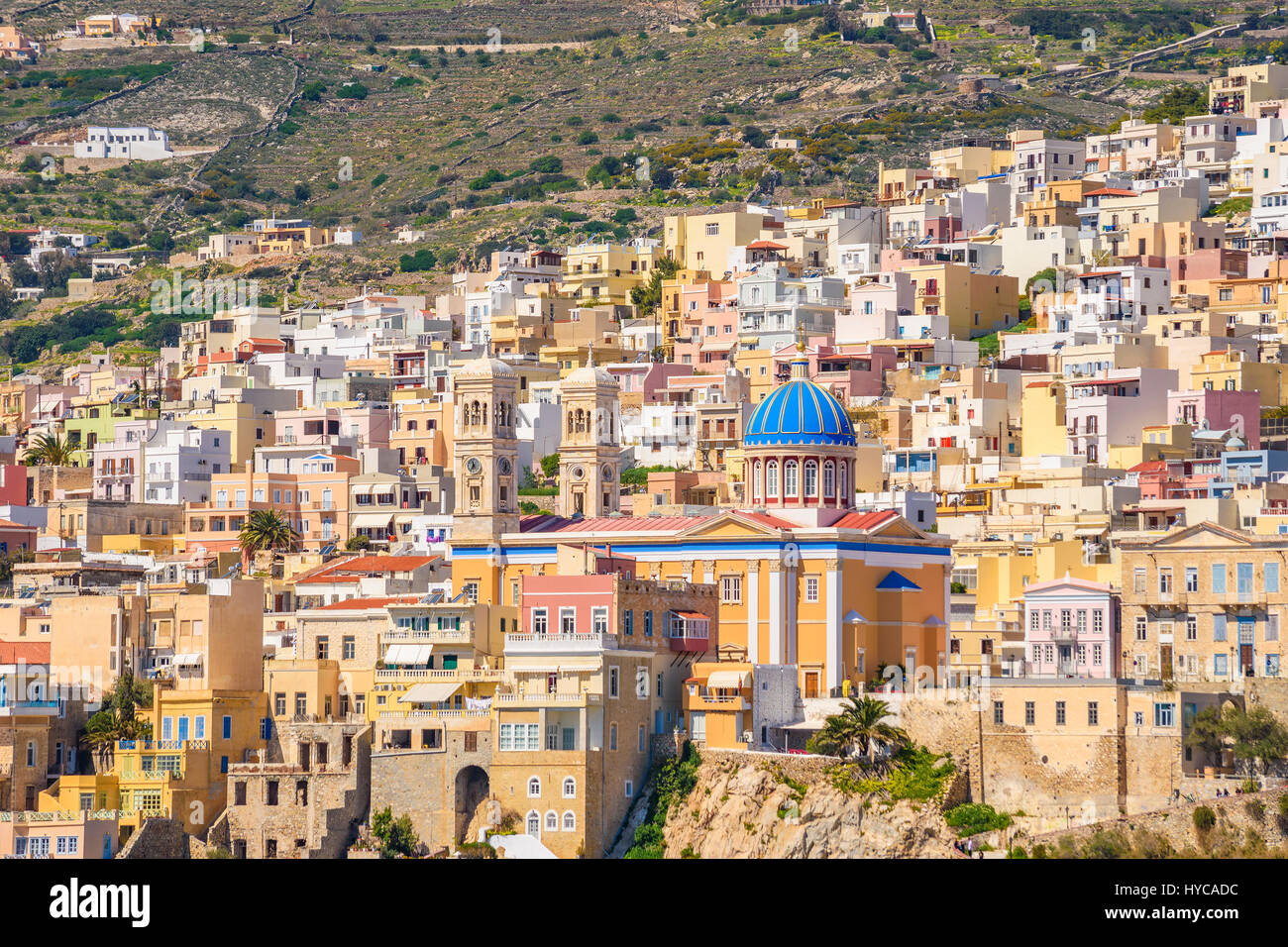 Vista panoramica della città di Ermoupoli in Syros Island. È la capitale dell'isola e delle Cicladi ed è sempre stato un importante centro portuale Foto Stock
