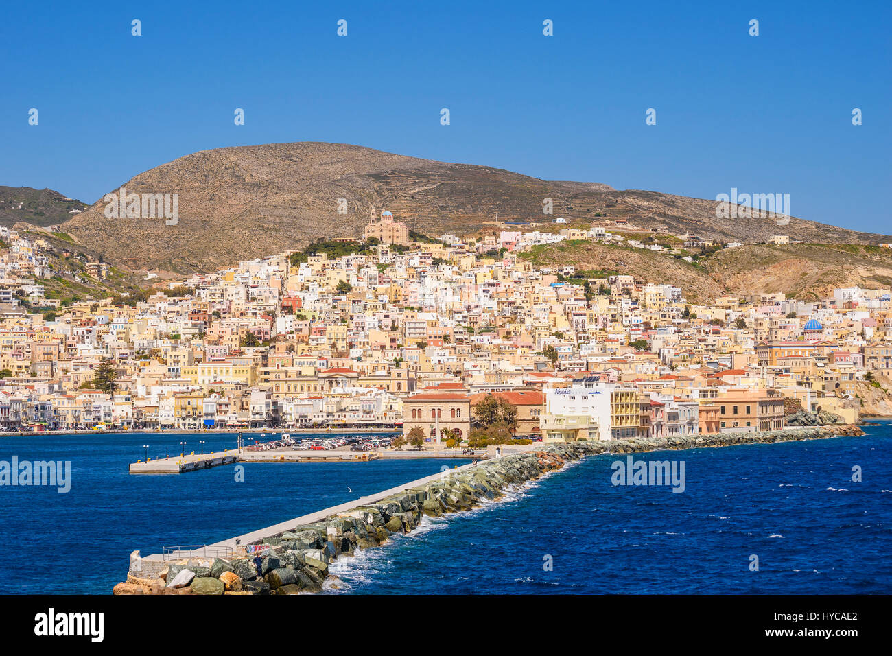 Vista panoramica della città di Ermoupoli in Syros Island. È la capitale dell'isola e delle Cicladi ed è sempre stato un importante centro portuale Foto Stock