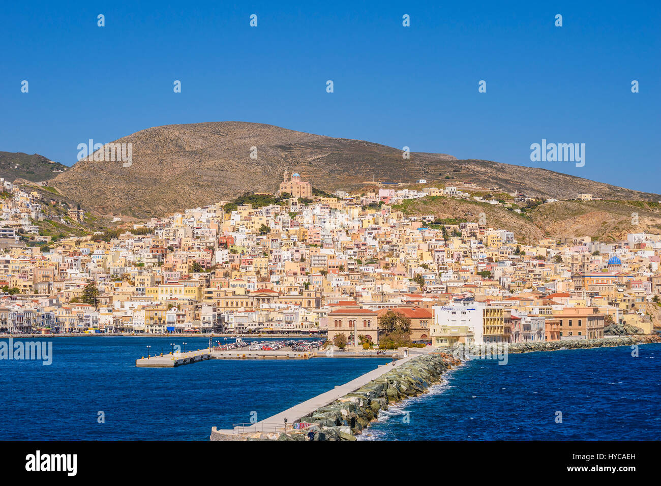 Vista panoramica della città di Ermoupoli in Syros Island. È la capitale dell'isola e delle Cicladi ed è sempre stato un importante centro portuale Foto Stock