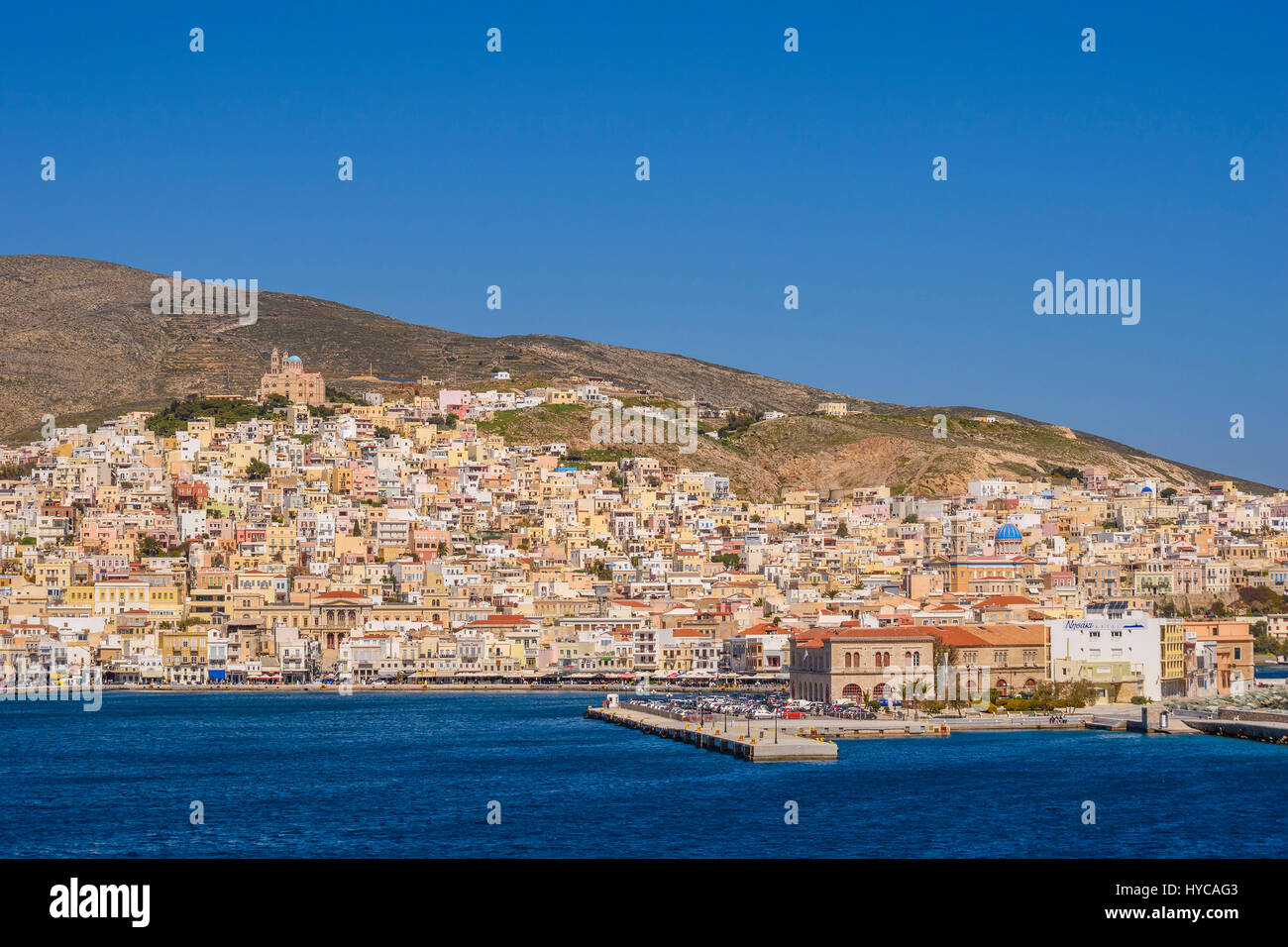 Vista panoramica della città di Ermoupoli in Syros Island. È la capitale dell'isola e delle Cicladi ed è sempre stato un importante centro portuale Foto Stock