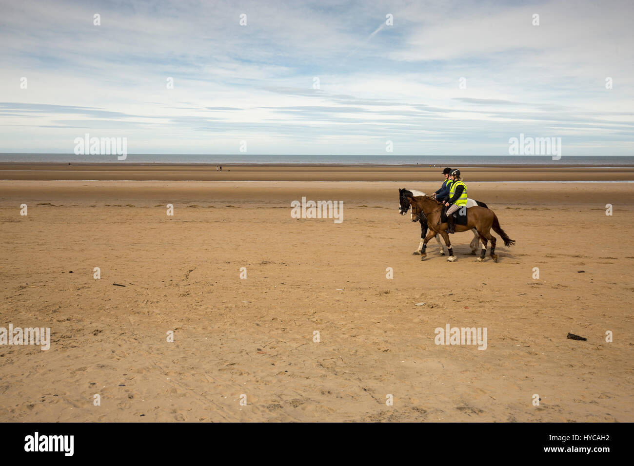 Formby spiaggia vicino a Liverpool , Inghilterra. Due donne che giri a cavallo sulla spiaggia. Foto Stock