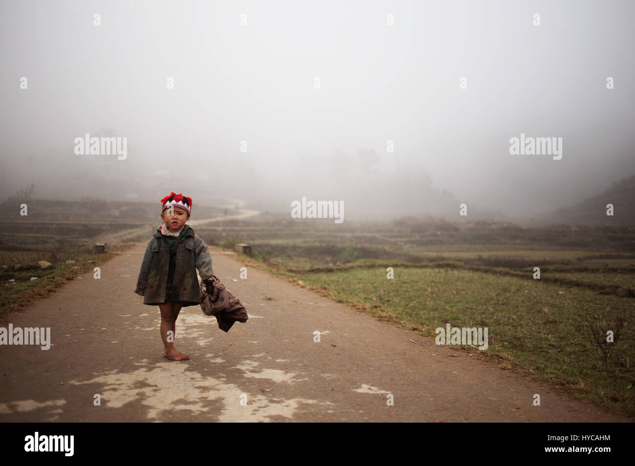 Bambino piccolo nel paese lato, SAPA, Vietnam Foto Stock