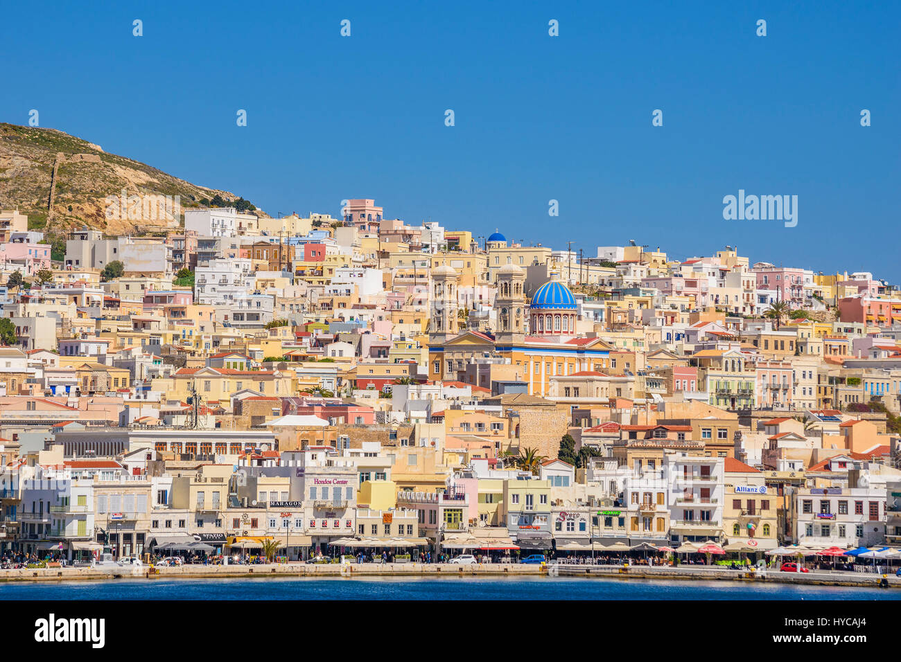 Vista panoramica della città di Ermoupoli in Syros Island. È la capitale dell'isola e delle Cicladi ed è sempre stato un importante centro portuale Foto Stock