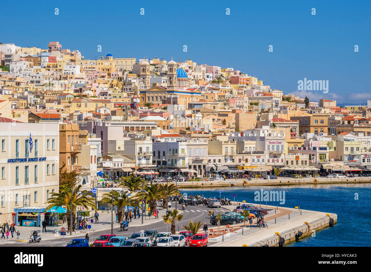 Vista panoramica della città di Ermoupoli in Syros Island. È la capitale dell'isola e delle Cicladi ed è sempre stato un importante centro portuale Foto Stock