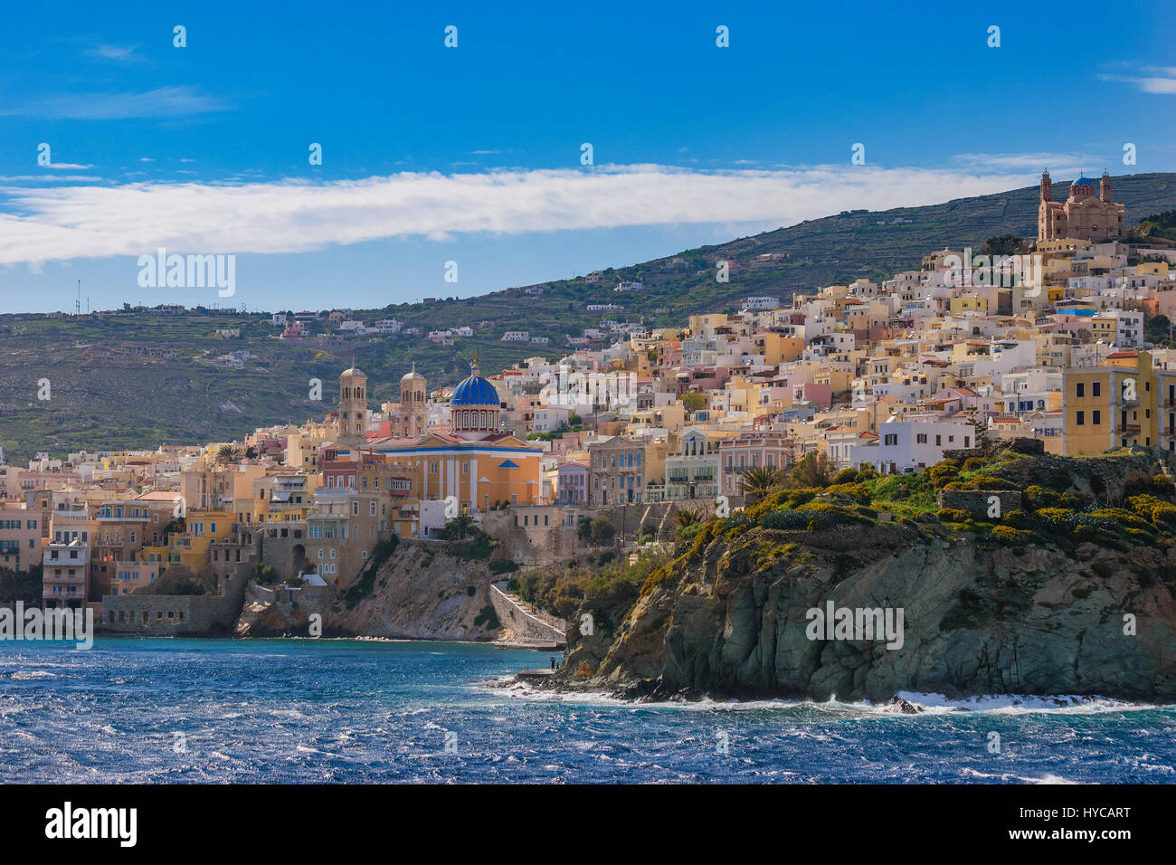 Antenna vista panoramica della città di Ermoupoli in Syros Island. È la capitale dell'isola e delle Cicladi. Foto Stock