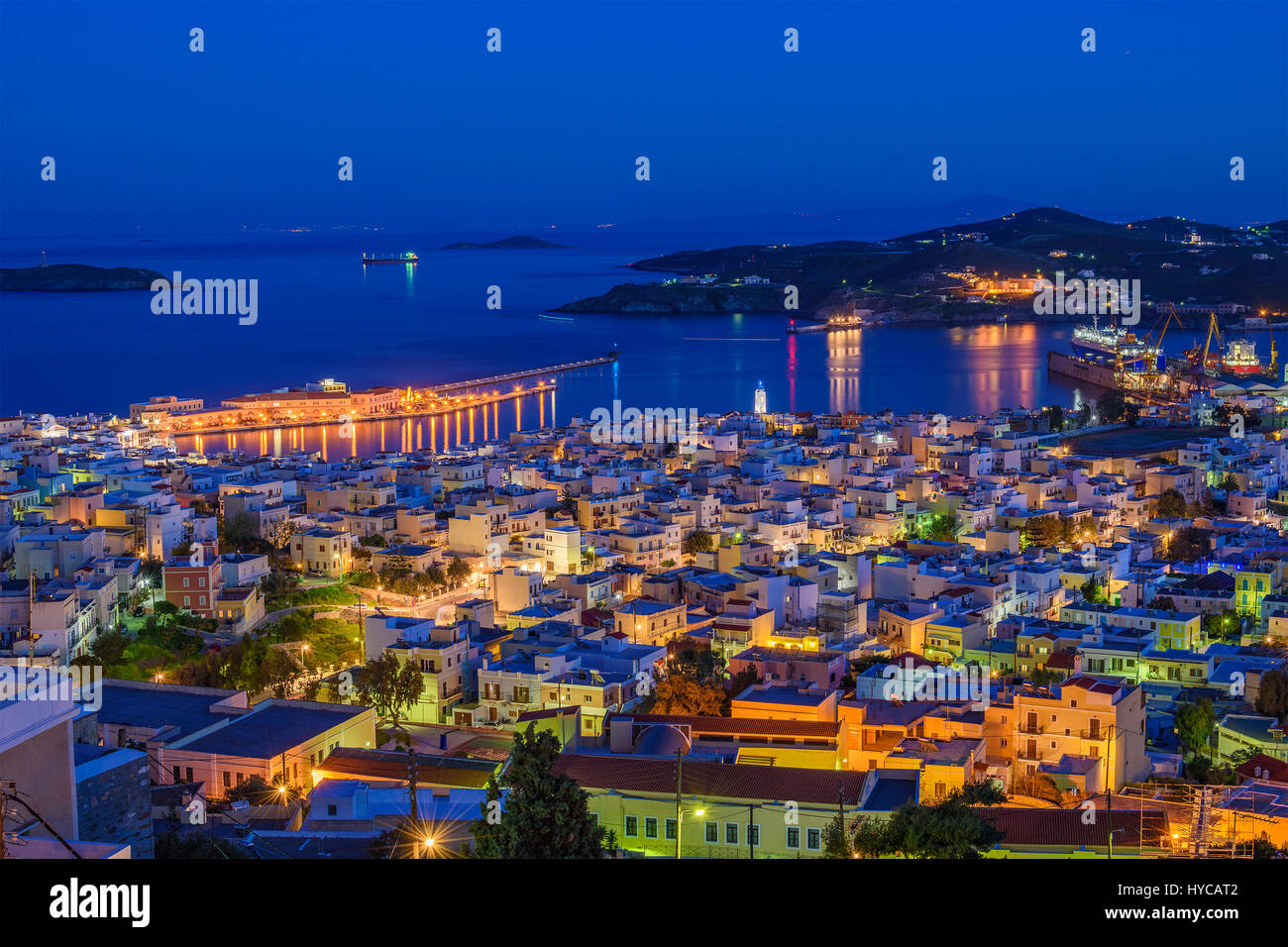 Antenna vista panoramica della città di Ermoupoli in Syros Island. È la capitale dell'isola e delle Cicladi. Foto Stock