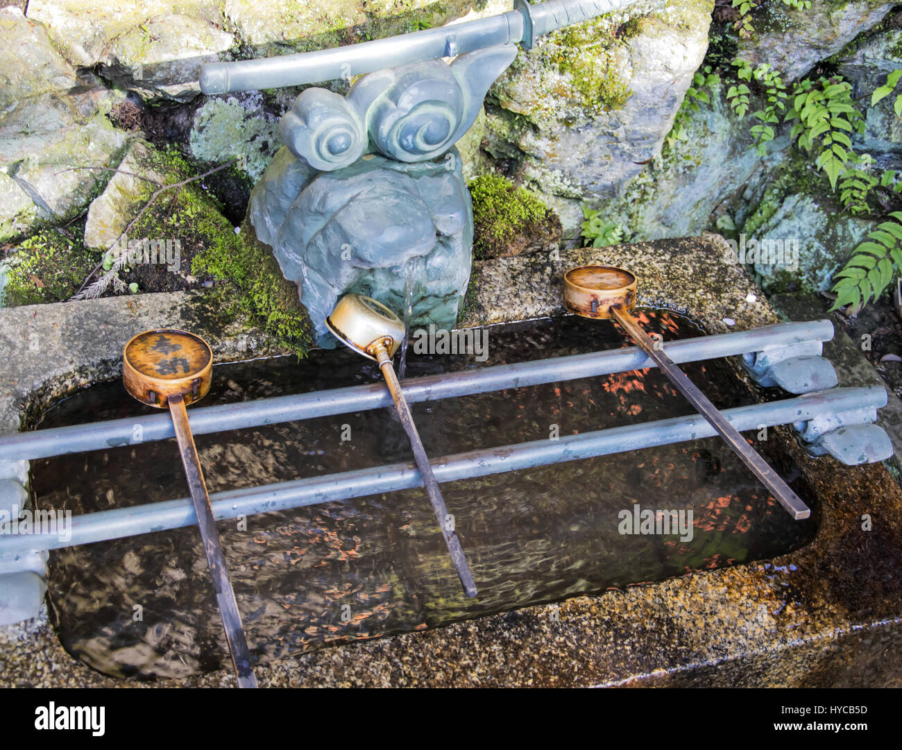 Purificazione Chozuya fontana mestoli. Tradizionale dello Shintoismo giapponese lavabo per rituale cleaningof adoratori presso il santuario ingresso. Foto Stock