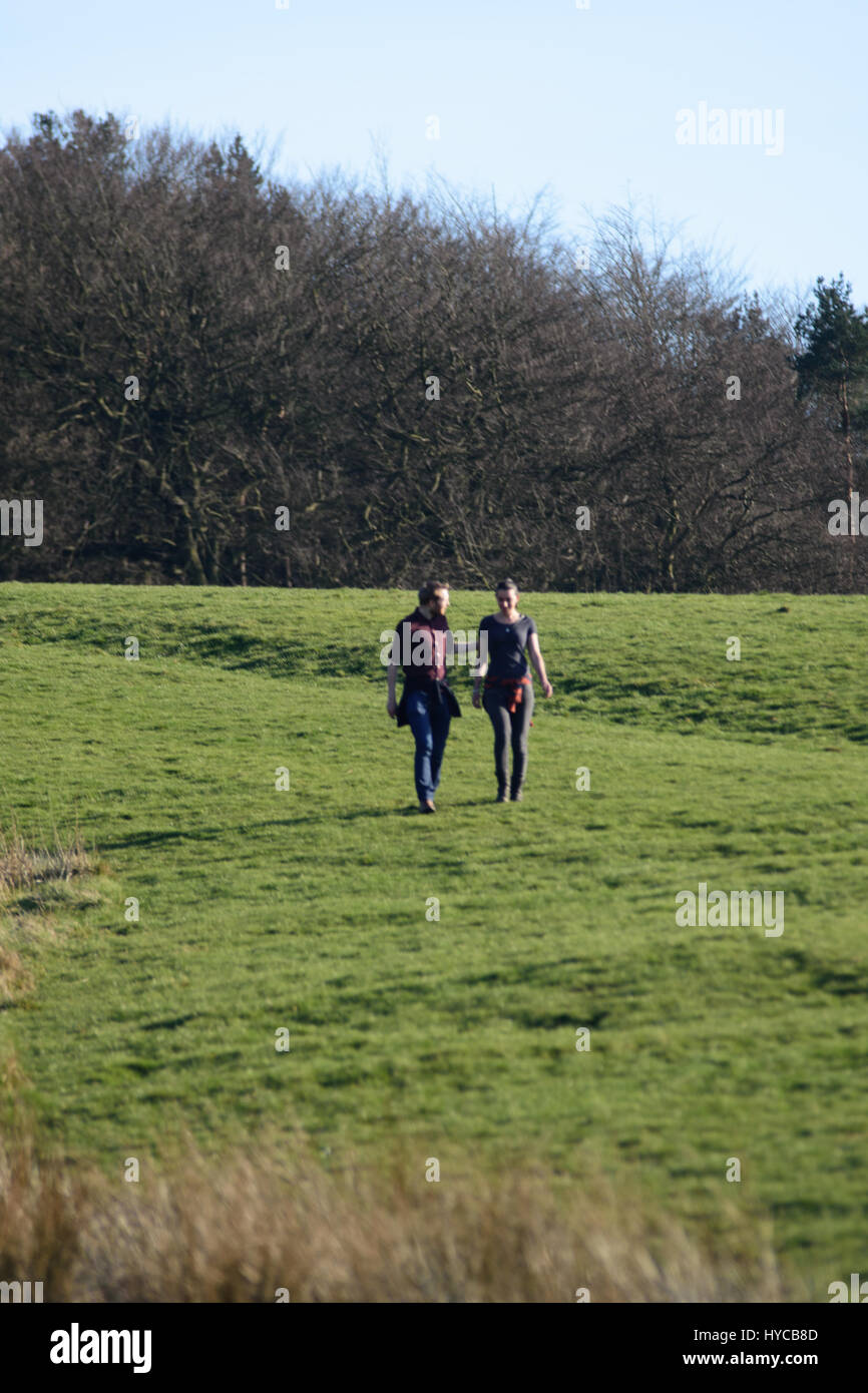 Giovane al di fuori di passeggiate con il cane sulle colline in campagna Foto Stock