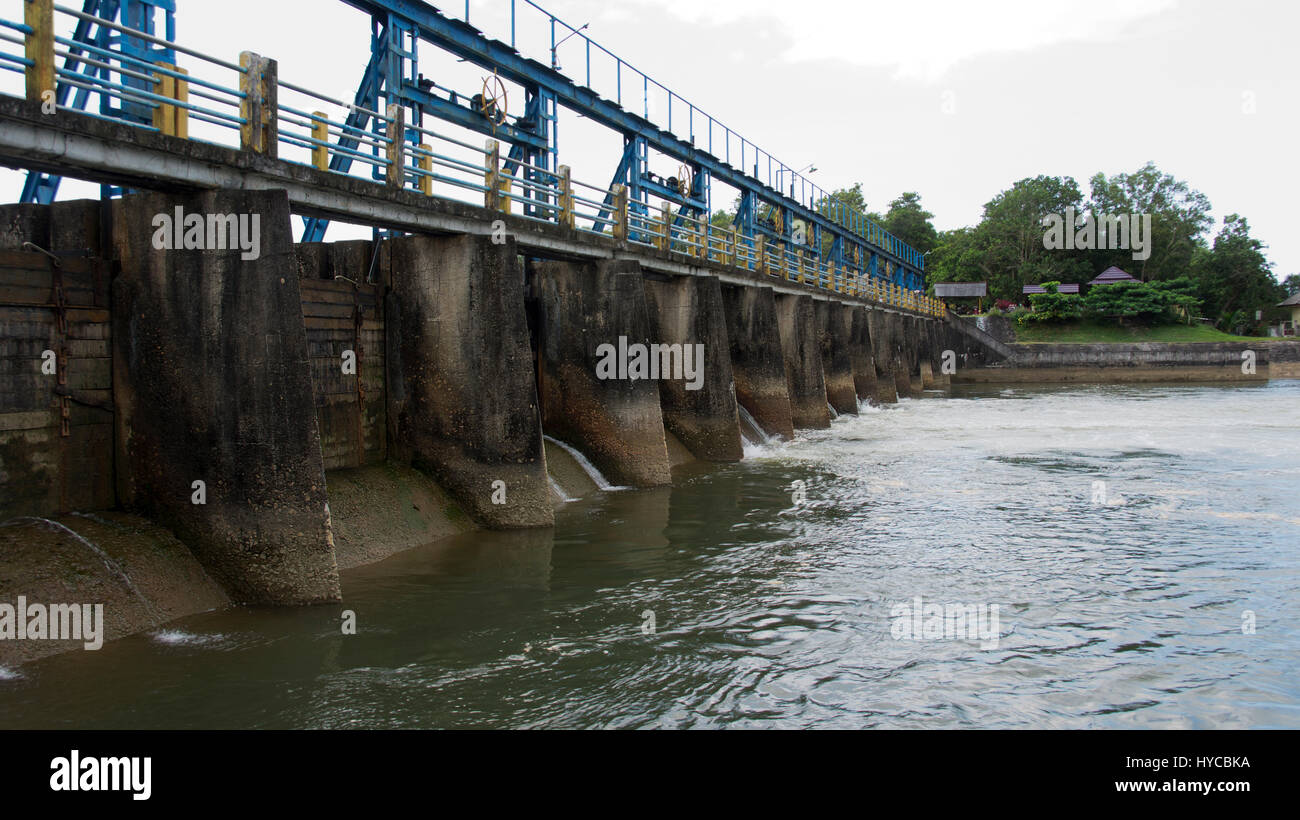 Piccolo Blu diga e del ponte che attraversa il fiume in Asia. Foto Stock