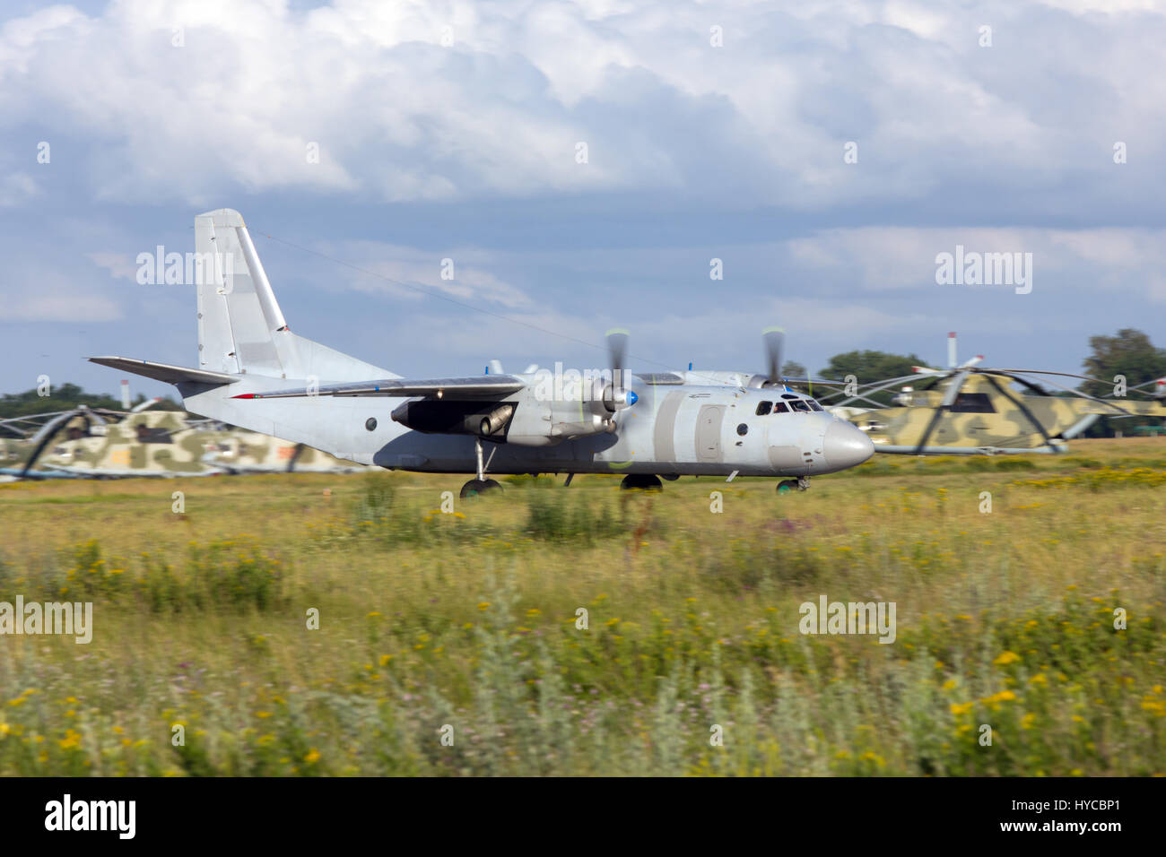 Un Antonov-26 aereo è atterrato, Rostov-on-Don, in Russia, 28 giugno 2011 Foto Stock