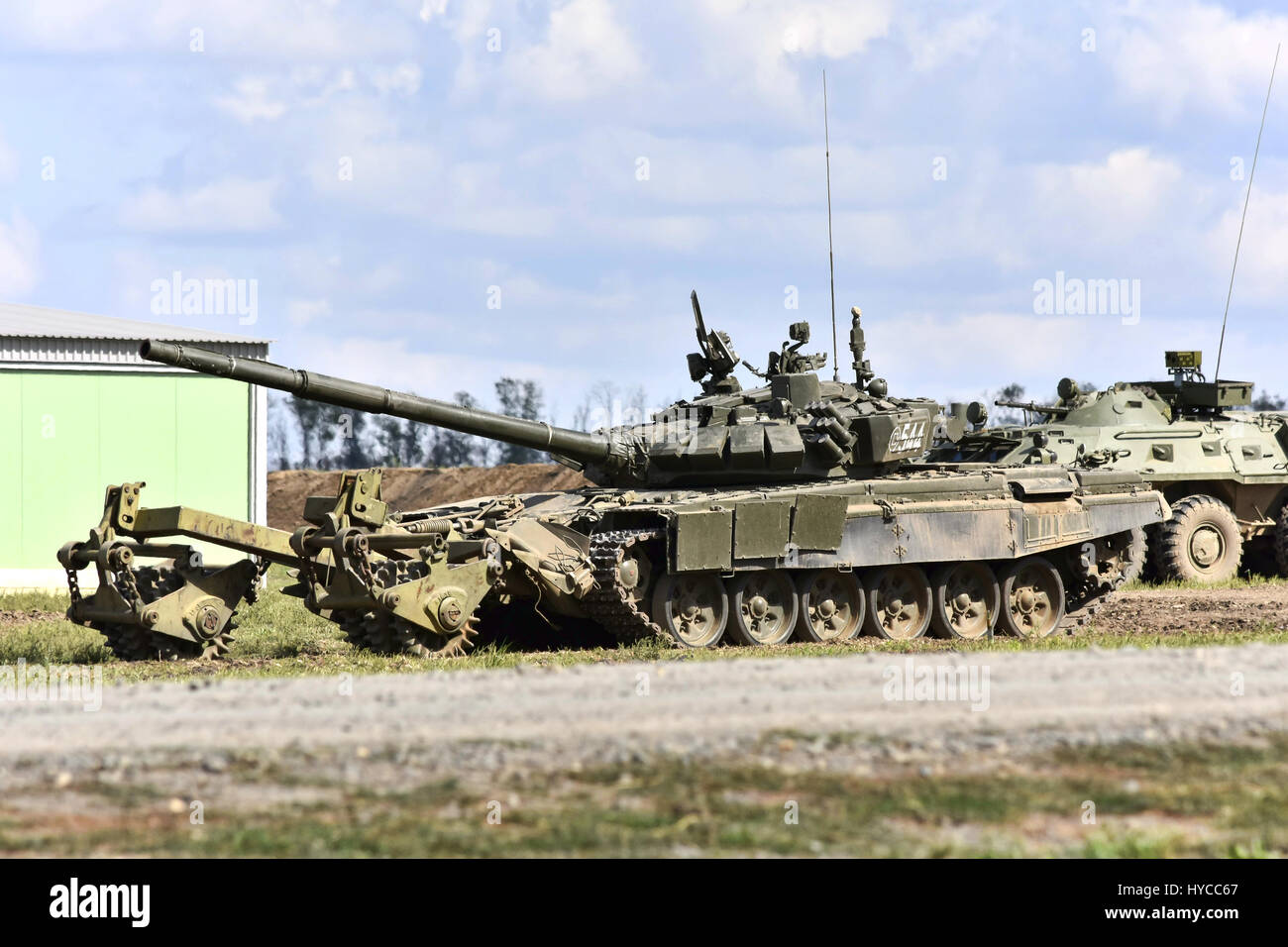 T-90 serbatoio con la mia rete a strascico Kadamovskiy, Russia, 9 settembre 2016. Forum 'esercito-2016". Entrata e tiro libero. Foto Stock