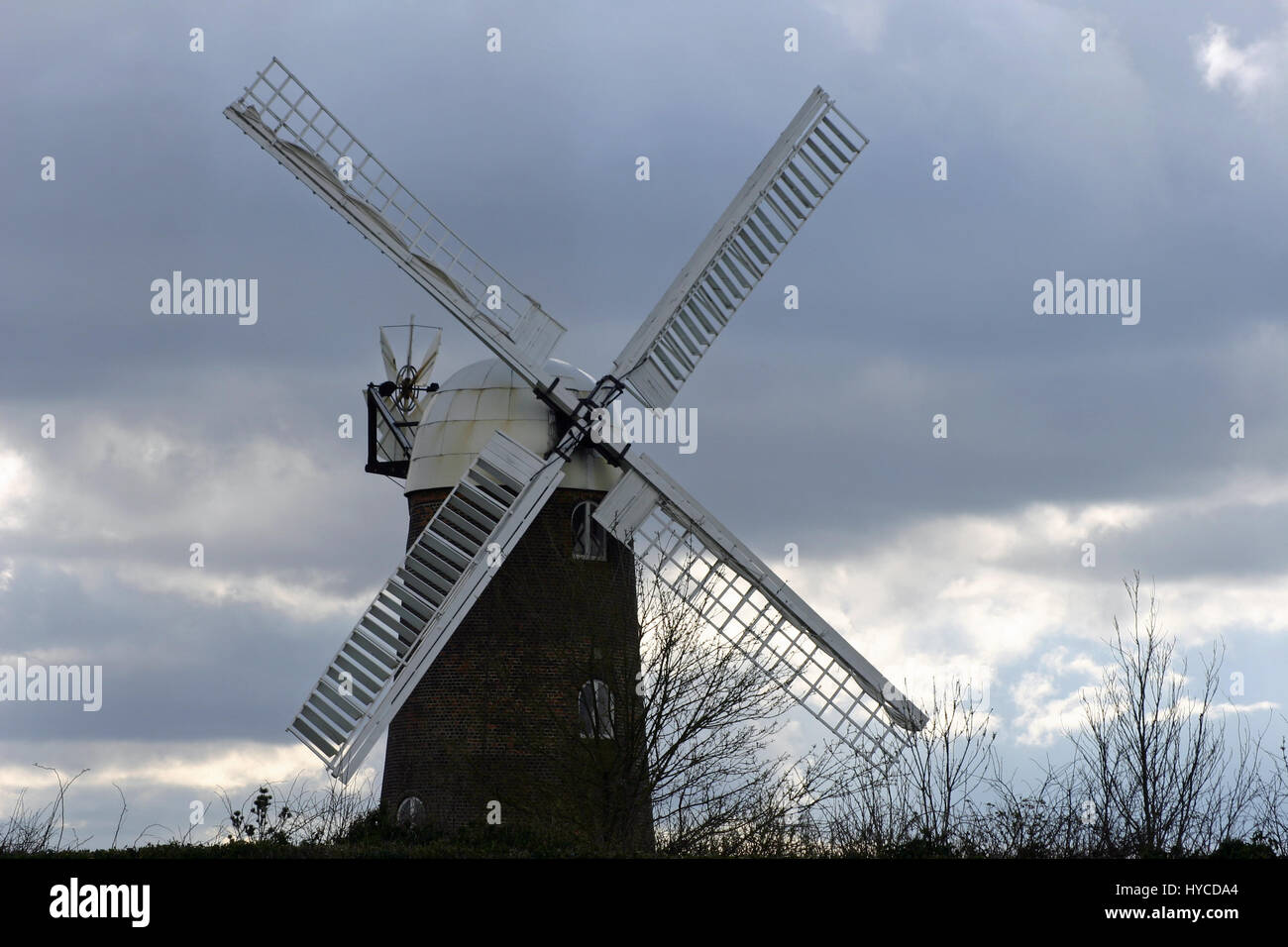 Wilton windmill in Pewsey Vale, Wiltshire, Regno Unito. Cielo grigio come sfondo. Osservato dalla parte anteriore. Foto Stock