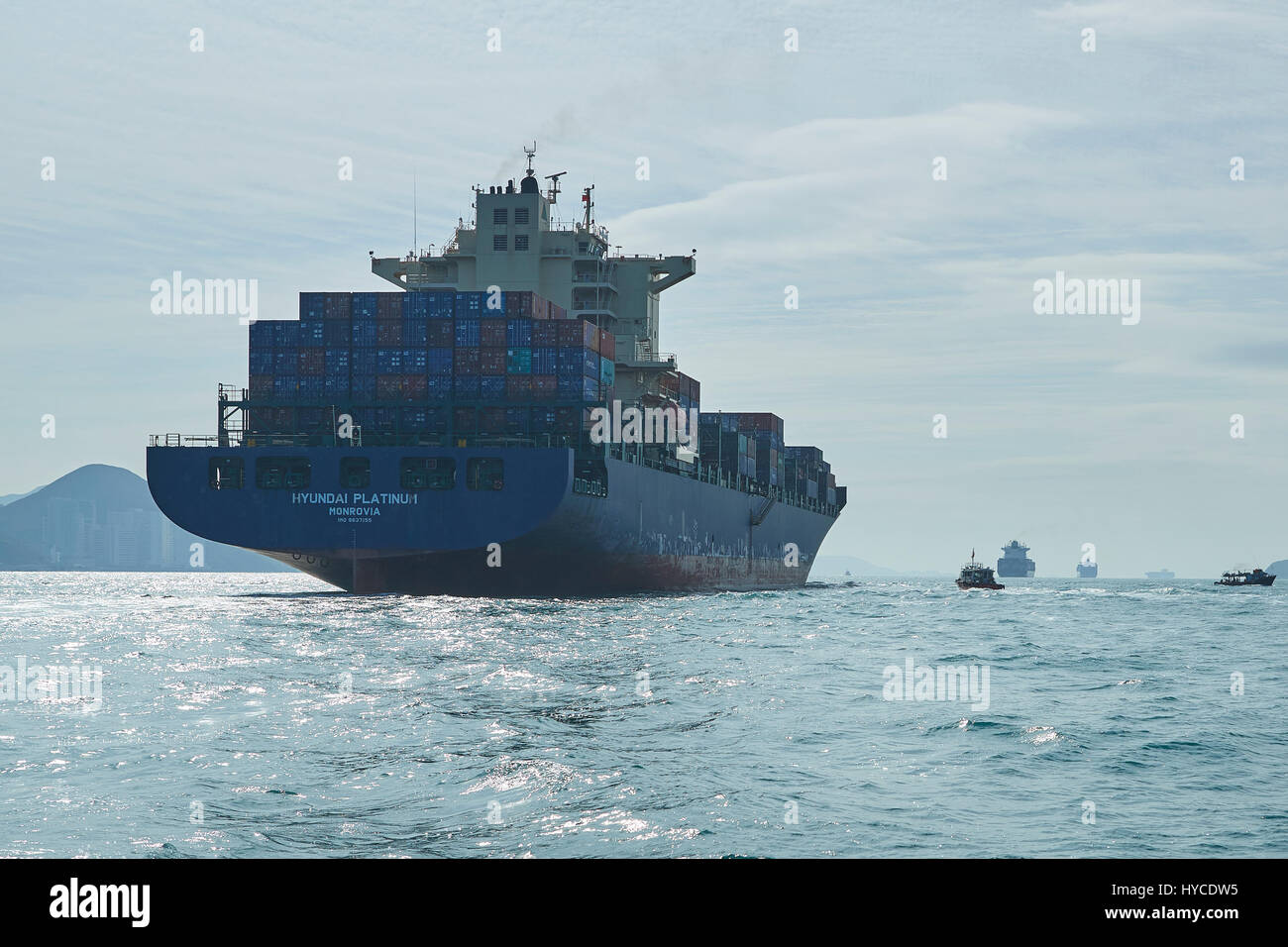 Una linea di navi in partenza dal porto di Hong Kong, nel trafficato canale East Lamma, Hong Kong, Cina Foto Stock