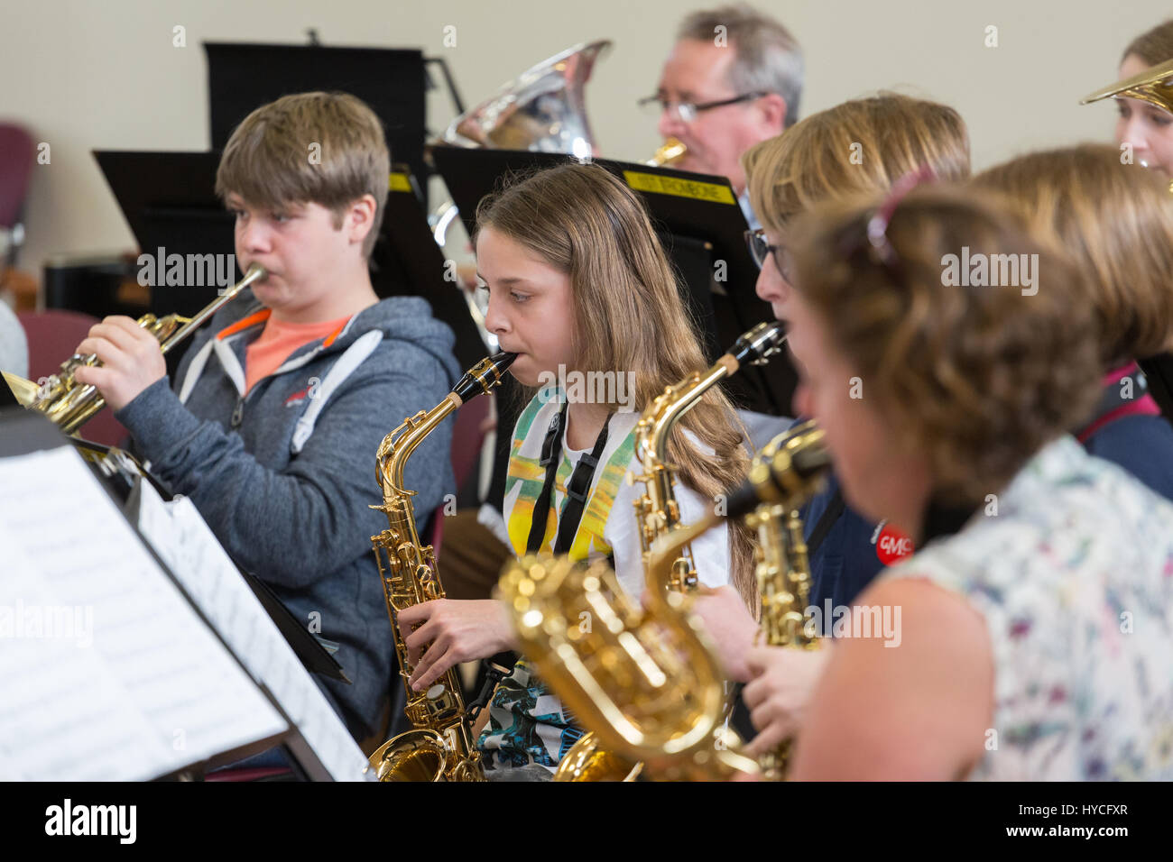 Ottone e sezione fiati della band che suona la musica come un gruppo in concerto Foto Stock
