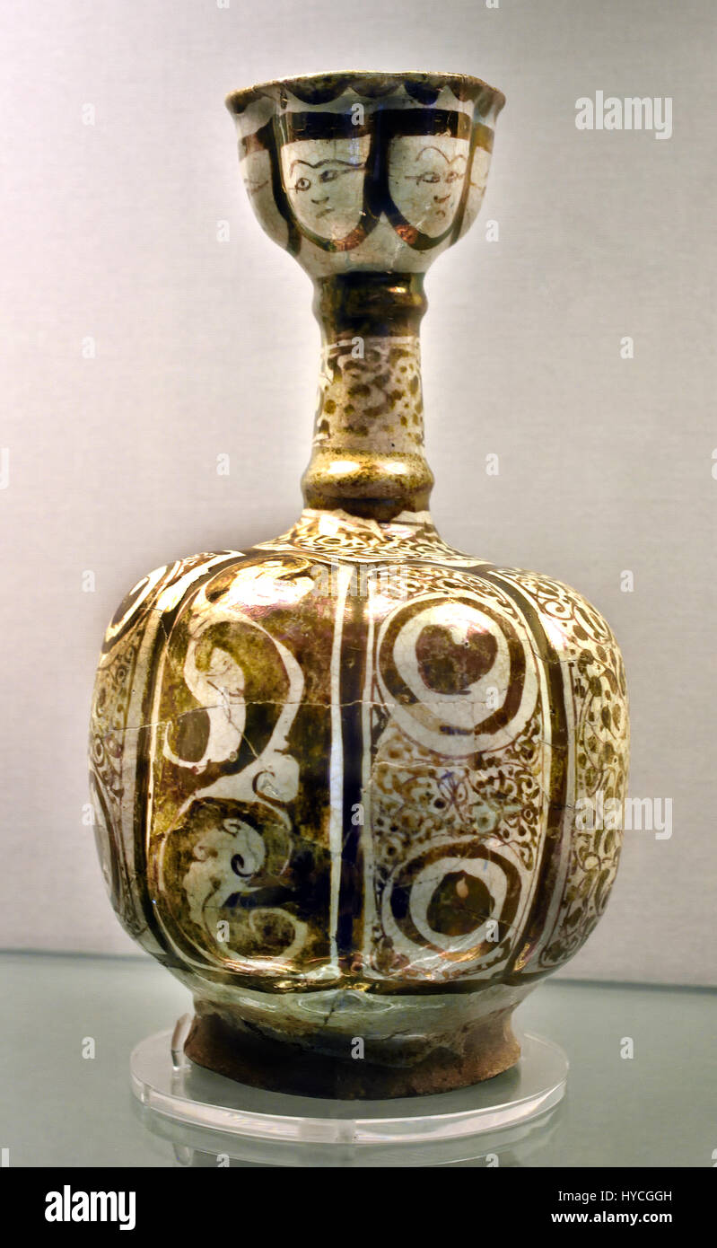 Bottiglia con lobate,cerchio stampato decorato con facce Iran Kashan alla fine del XII secolo. L'Islam, islamica. Foto Stock