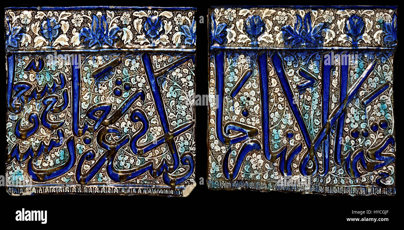 Mongolo piastrella lustre 1310 Kashan - dinastia Ilkhanide (Asia,Iran,Central Iran, Isfahan) fregio rettangolare piastrella. blu turchese e lustro al di sopra di un colore bianco opaco smalto. Il bordo superiore è decorato con una banda di lotus e peonia blossoms contro un sfondo lustred incise con spirali. Il registro principale porta parte di una iscrizione (ivi compresa la data) stampata in rilievo, dipinte di blu contro un sfondo lustered di foliate scrollwork. Lo stretto margine inferiore è diviso in scomparti quadrati contenenti un disegno astratto. Alcune parti della decorazione sono evidenziate da schizzi di turquois Foto Stock