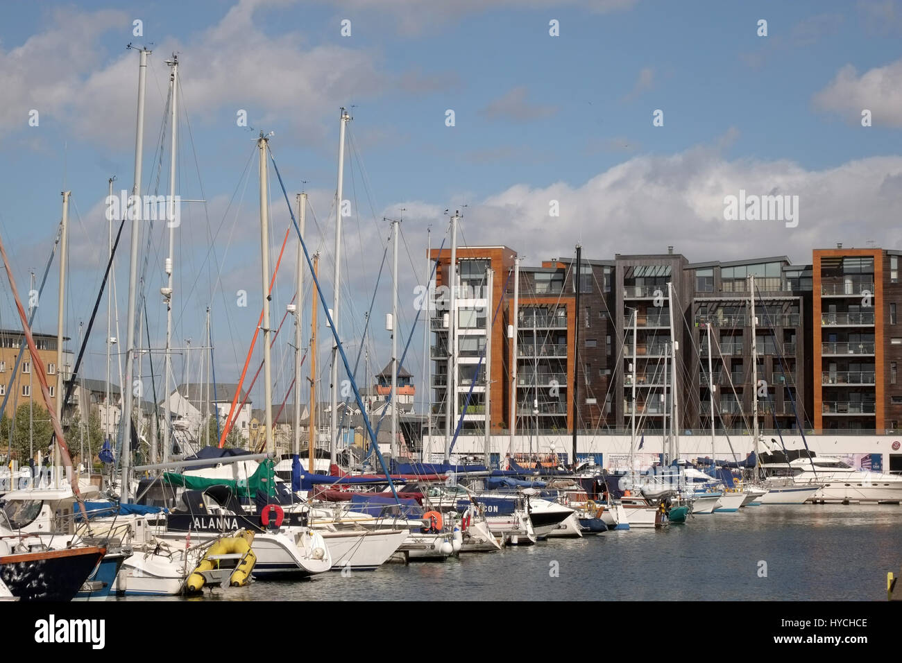 30 Marzo 2017 - Imbarcazioni e appartamenti sulla Marina a Portishead vicino a Bristol, nel sud ovest dell'Inghilterra. Foto Stock