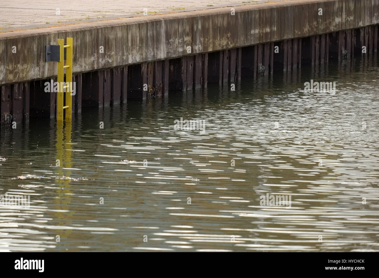 30 Marzo 2017 - Imbarcazioni e appartamenti sulla Marina a Portishead vicino a Bristol, nel sud ovest dell'Inghilterra. Foto Stock