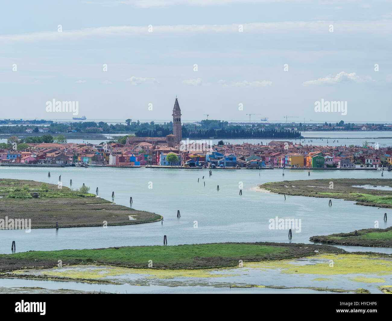 Vista a sud dalla torre Campanaria (Campanile della Basilica di Santa Maria Assunta verso le isole di Burano, l'isola di Torcello, Venezia, Italia Foto Stock