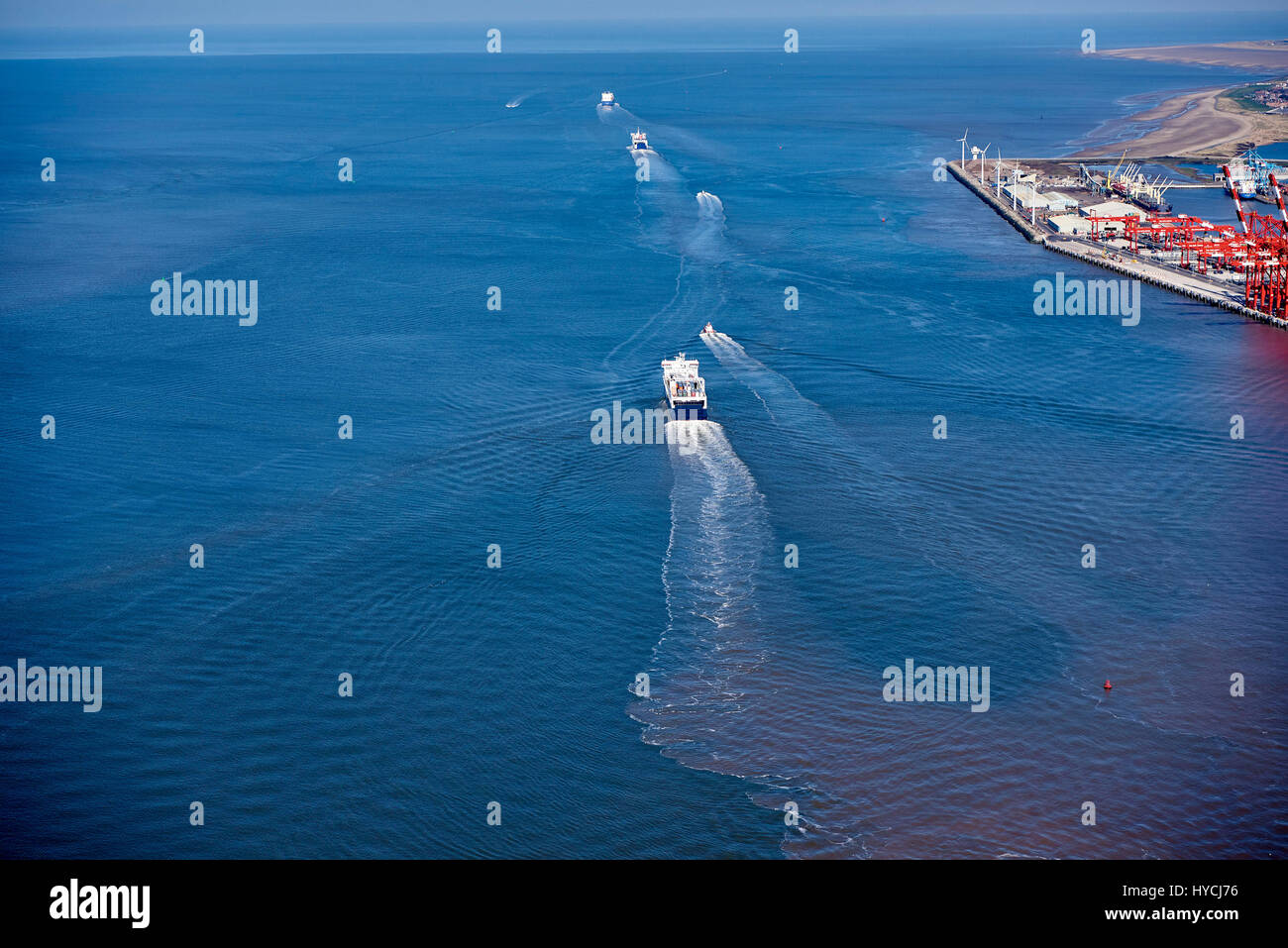 Navi e traghetti lasciando Liverpool presso la foce del Mersey estuario, North West England, Regno Unito Foto Stock