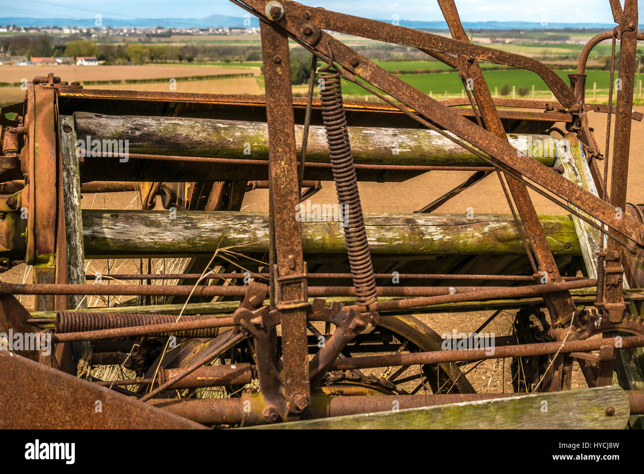 Abbandonati mietitrice agricola macchine agricole abbandonate nel campo sulla soleggiata giornata di primavera, East Lothian, Scozia, Regno Unito Foto Stock