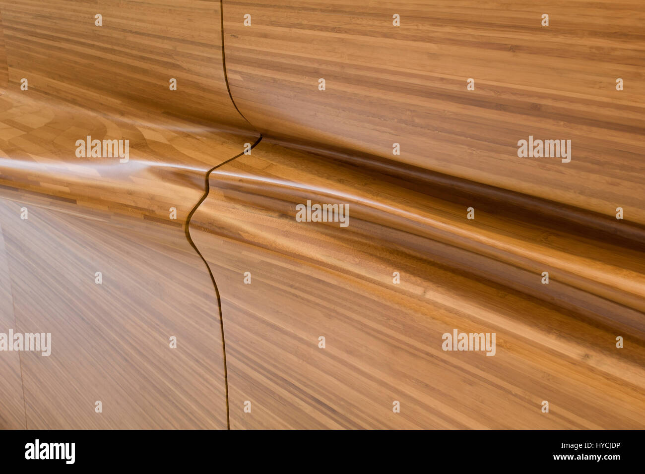 Dettaglio della parte curva di pareti di bambù nella lobby. Uno Jackson Square, New York, Stati Uniti. Architetto: Kohn Pedersen Fox Associates (KPF), 2010. Foto Stock