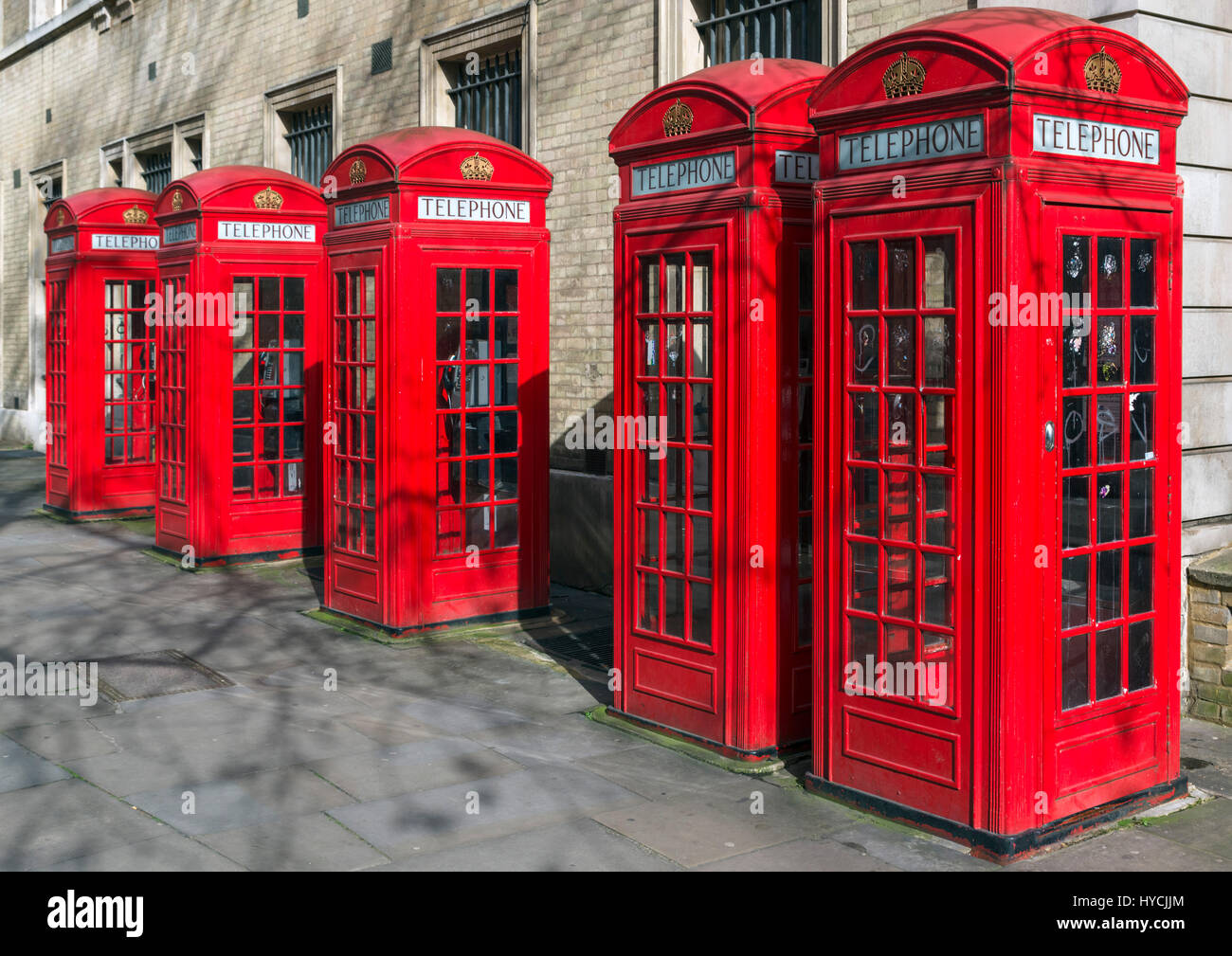 Cabine telefoniche rosse, Inghilterra. Fila di tradizionali telefono rosso scatole, Covent Garden, nel West End di Londra, Inghilterra, Regno Unito. Casella telefono. Foto Stock