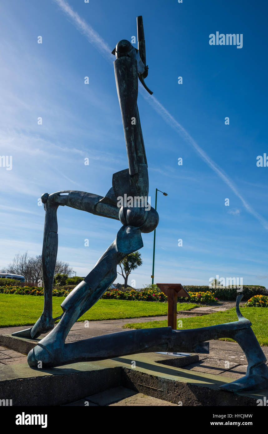 La scultura di Bryan Kneale chiamato 'le gambe dell'uomo' all'Isola di Man airport terminal ingresso. Foto Stock