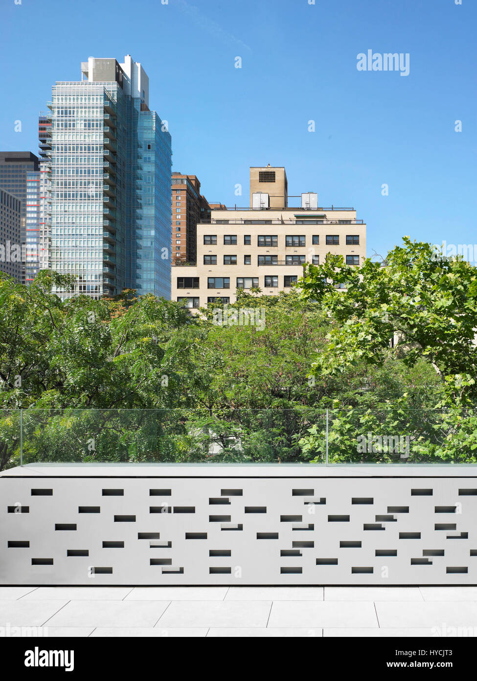La vista dalla terrazza sul tetto che si affaccia a nord a Midtown Manhattan edifici. La 51st Street Townhouse, New York, Stati Uniti. Architetto: GLUCK+, 2009. Foto Stock