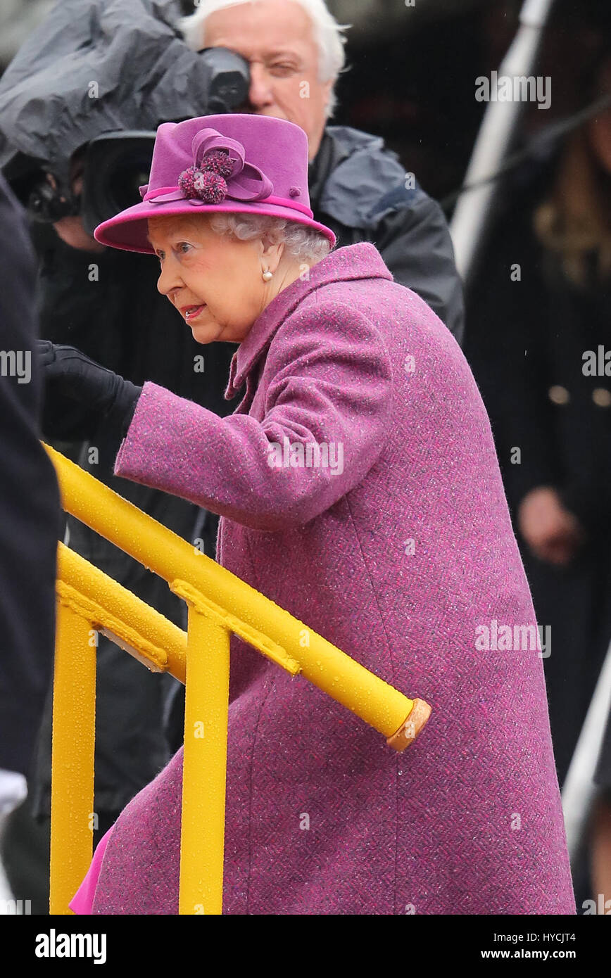 Sua Maestà la Regina Elisabetta presenta i porri al primo battaglione Royal Welsh a Mark St. David's giorno alla Caserma Jellalabad in Tidworth dotate: Queen Elizabeth II Dove: Regno Unito quando: 03 Mar 2017 Foto Stock